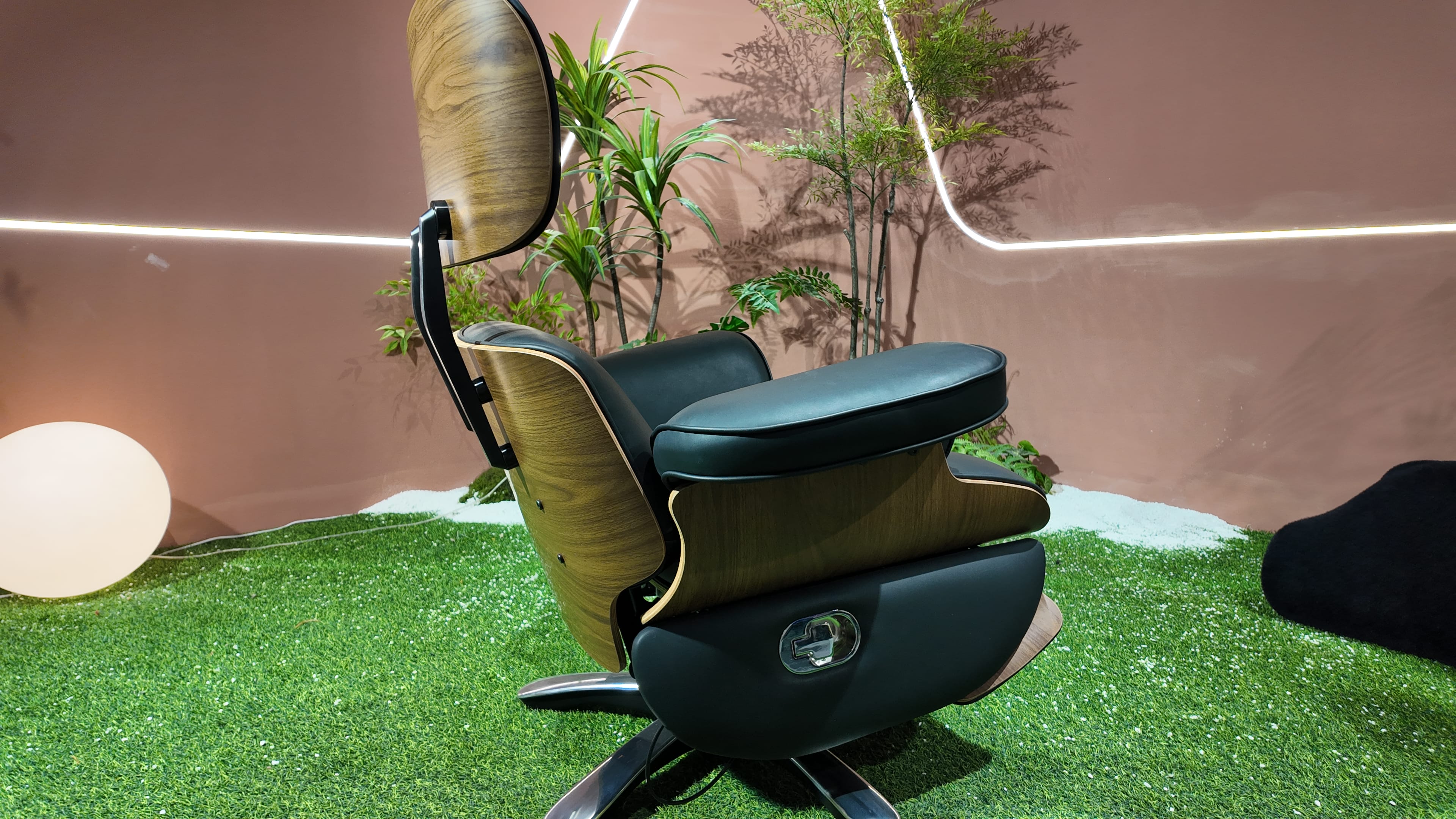 Fauteuil lounge en placage noyer cintré et cuir noir capitonné – Eames Vision