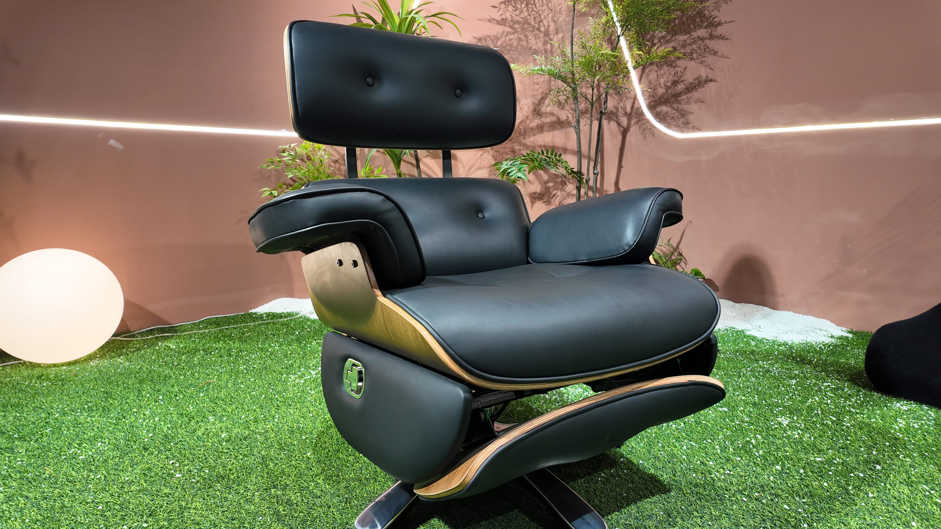Fauteuil lounge en placage noyer cintré et cuir noir capitonné – Eames Vision