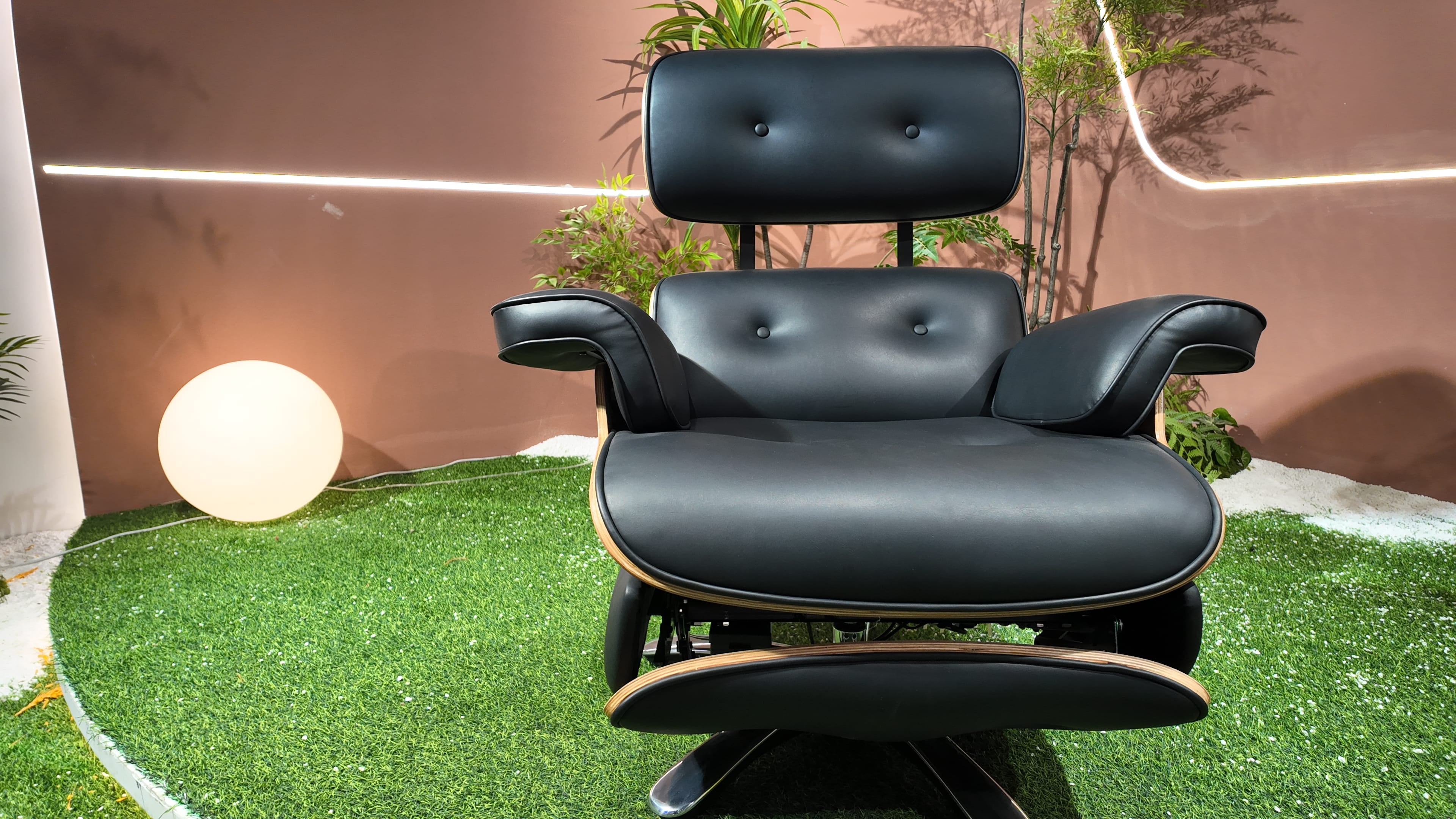 Fauteuil lounge en placage noyer cintré et cuir noir capitonné – Eames Vision