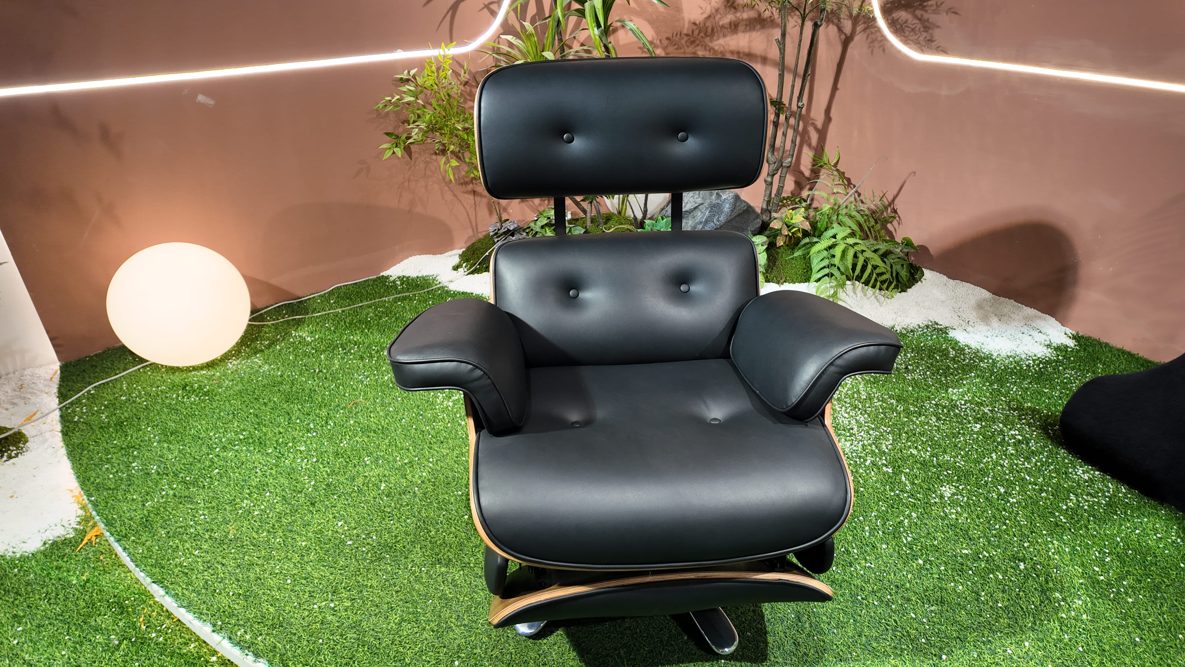 Fauteuil lounge en placage noyer cintré et cuir noir capitonné – Eames Vision