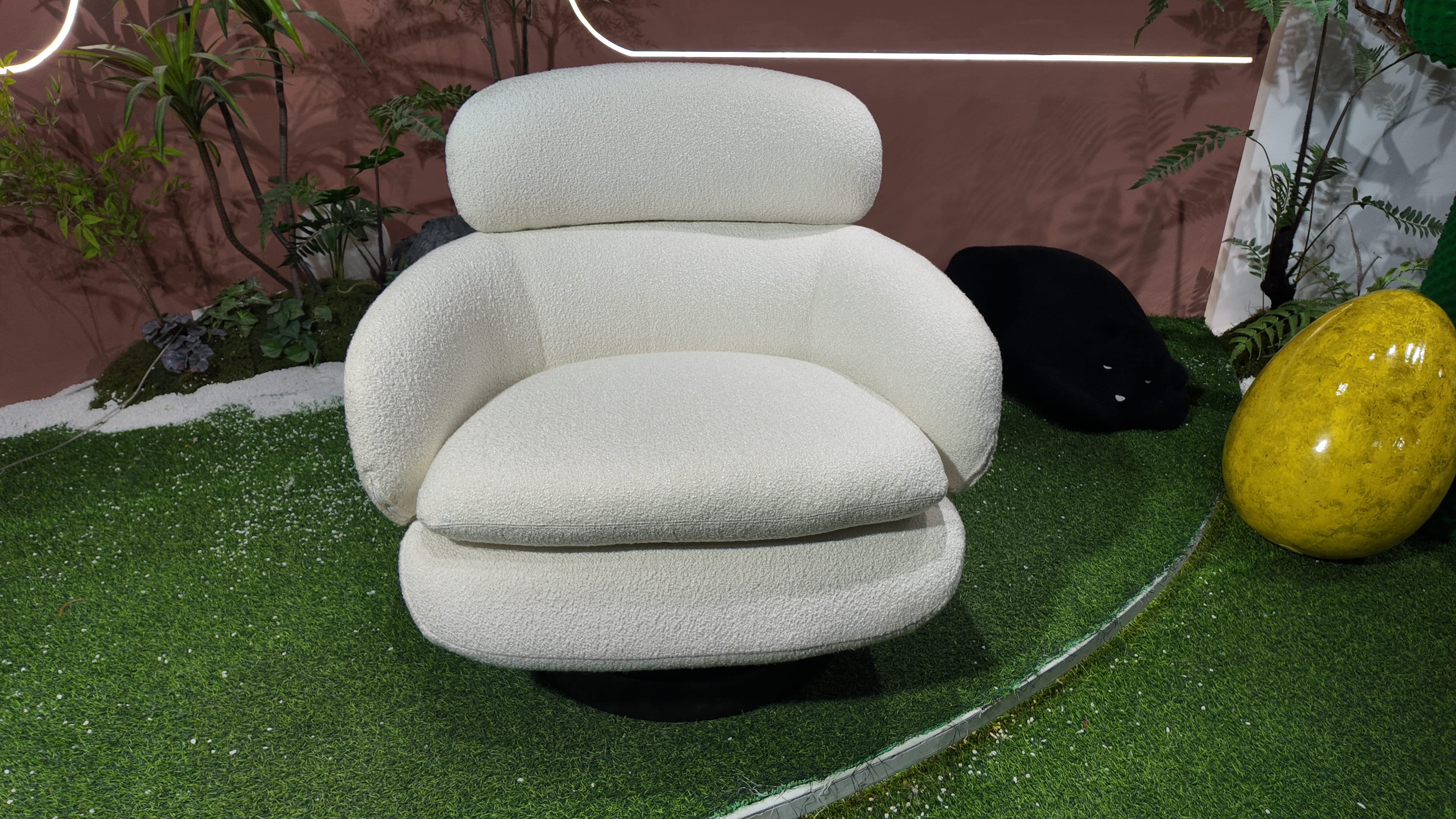 Fauteuil pivotant en tissu bouclé écru – Cloud