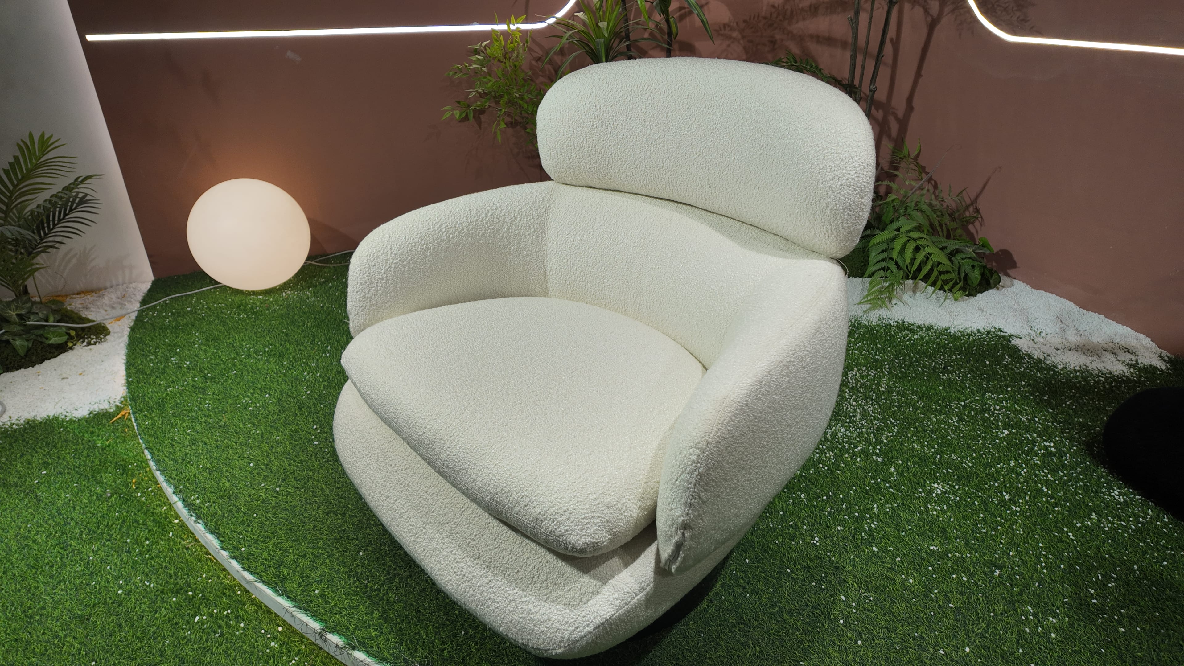 Fauteuil pivotant en tissu bouclé écru – Cloud