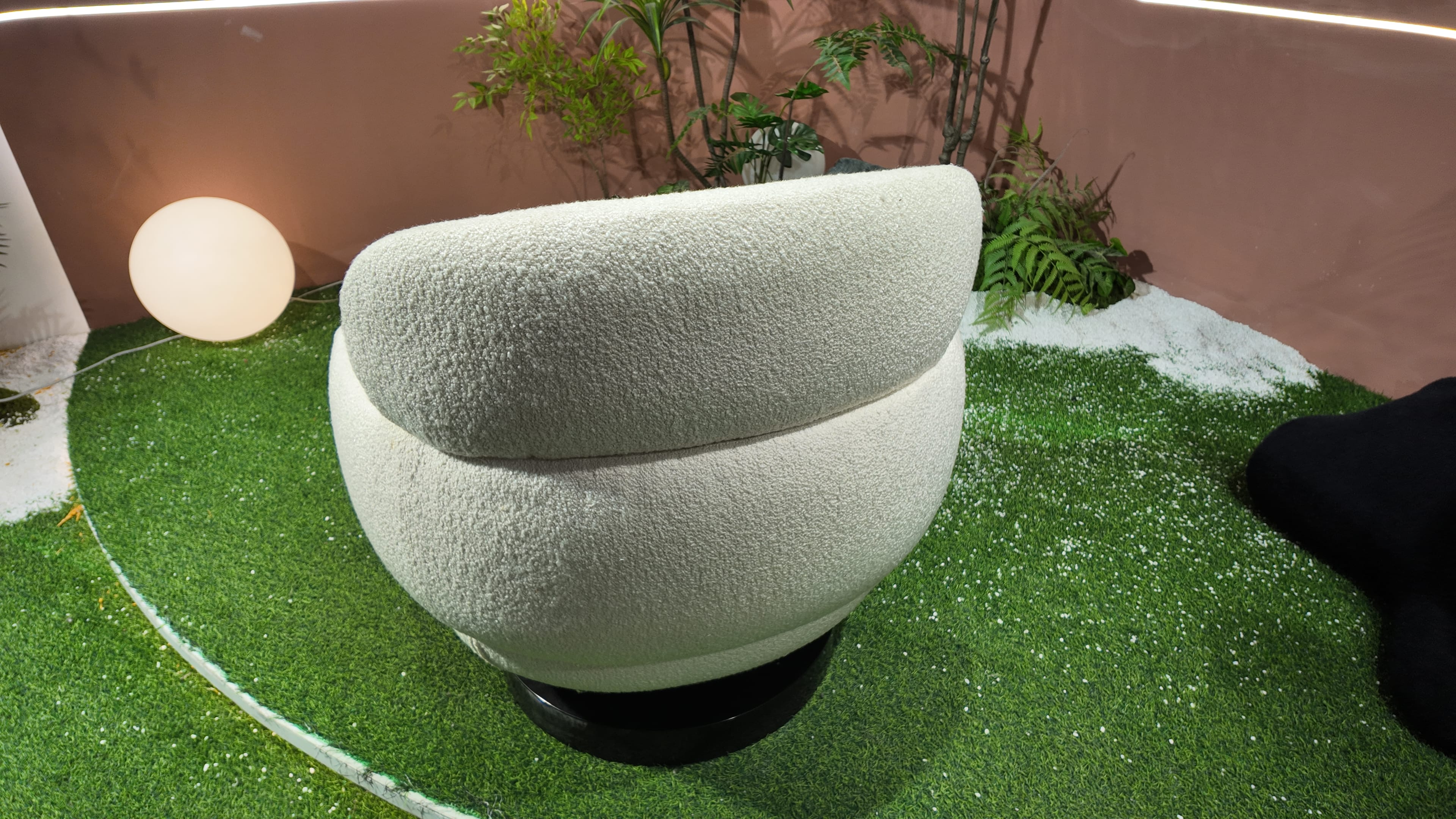 Fauteuil pivotant en tissu bouclé écru – Cloud