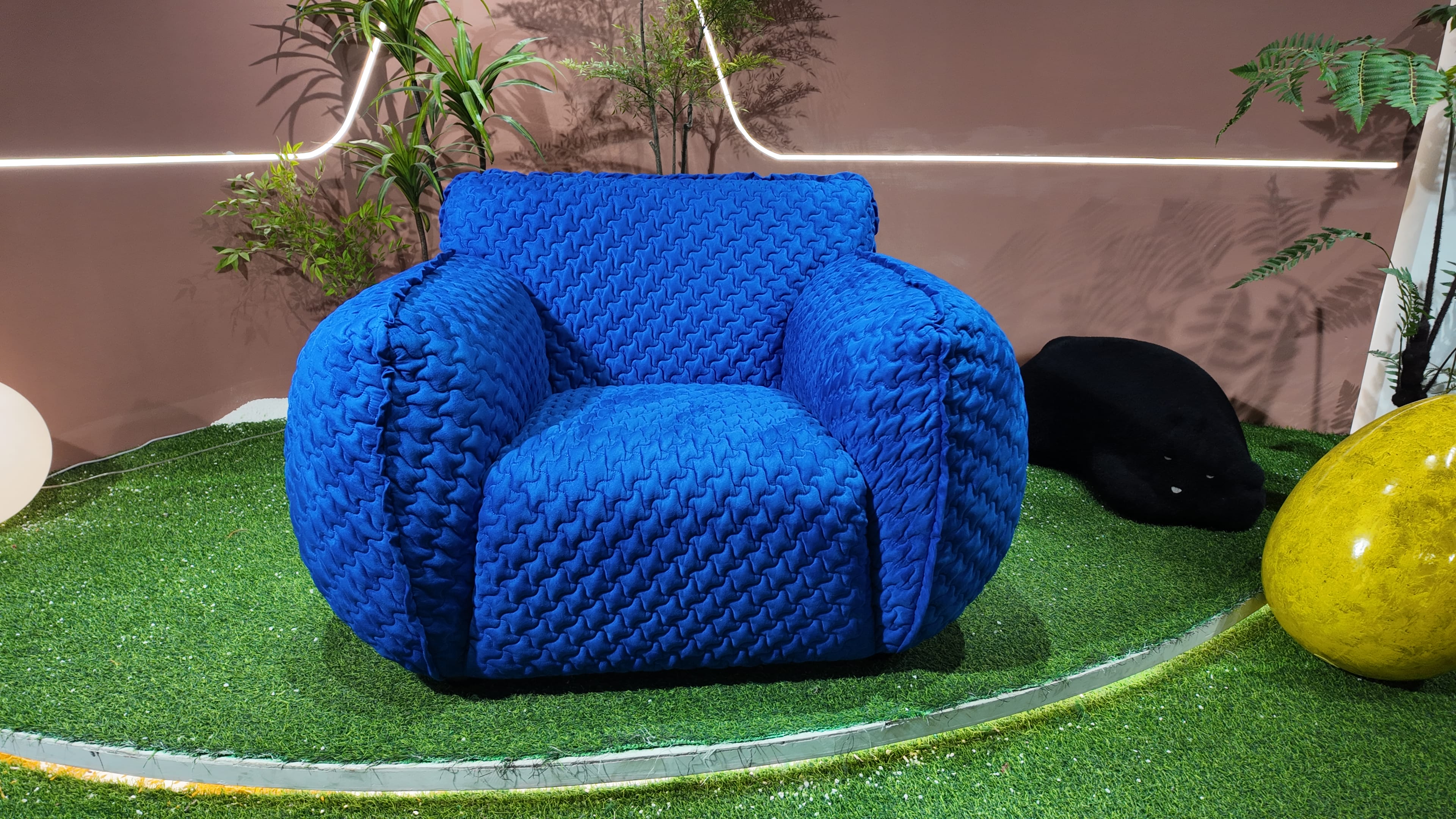 Fauteuil lounge matelassé bleu électrique – Chester Moon