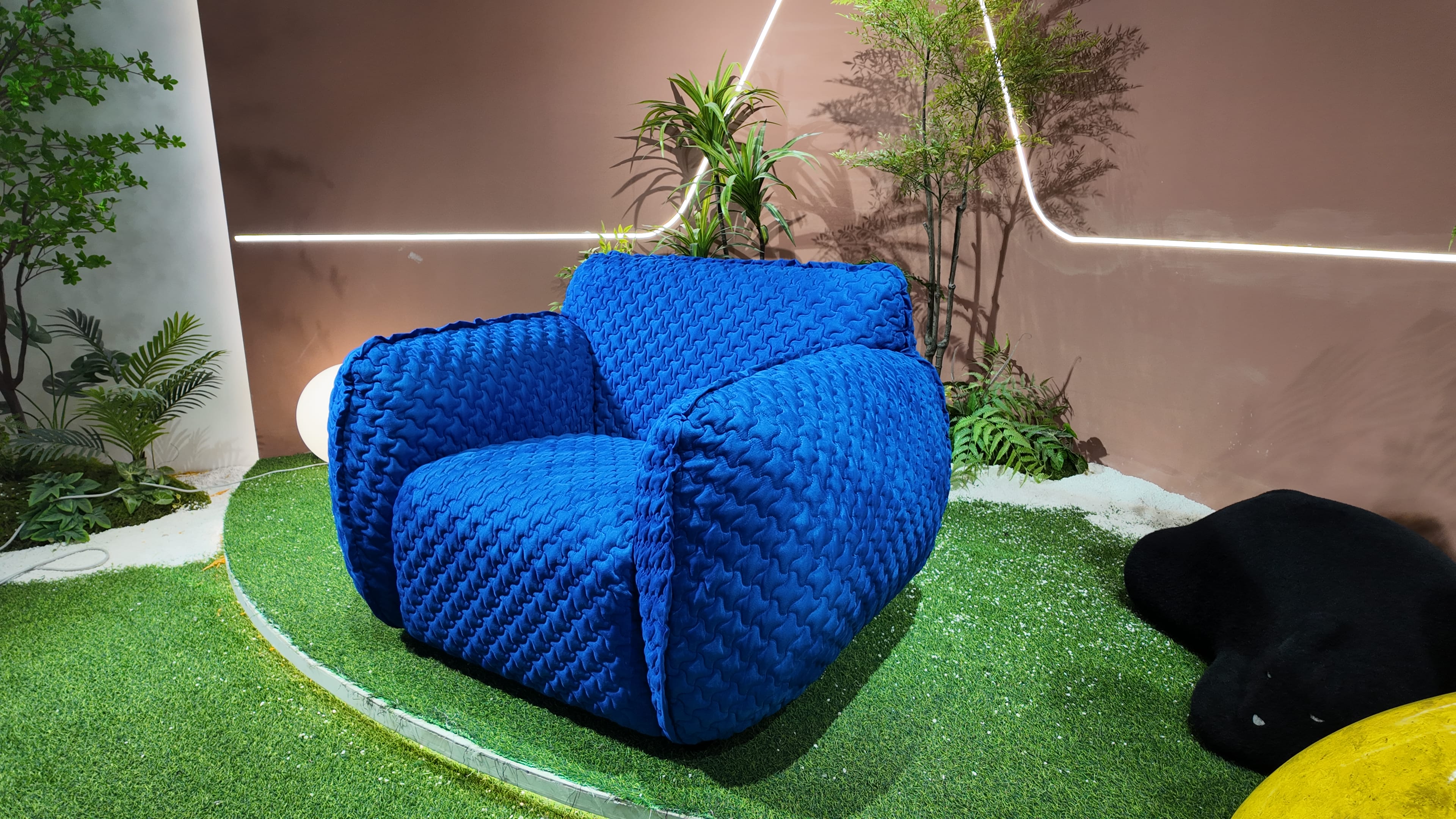 Fauteuil lounge matelassé bleu électrique – Chester Moon