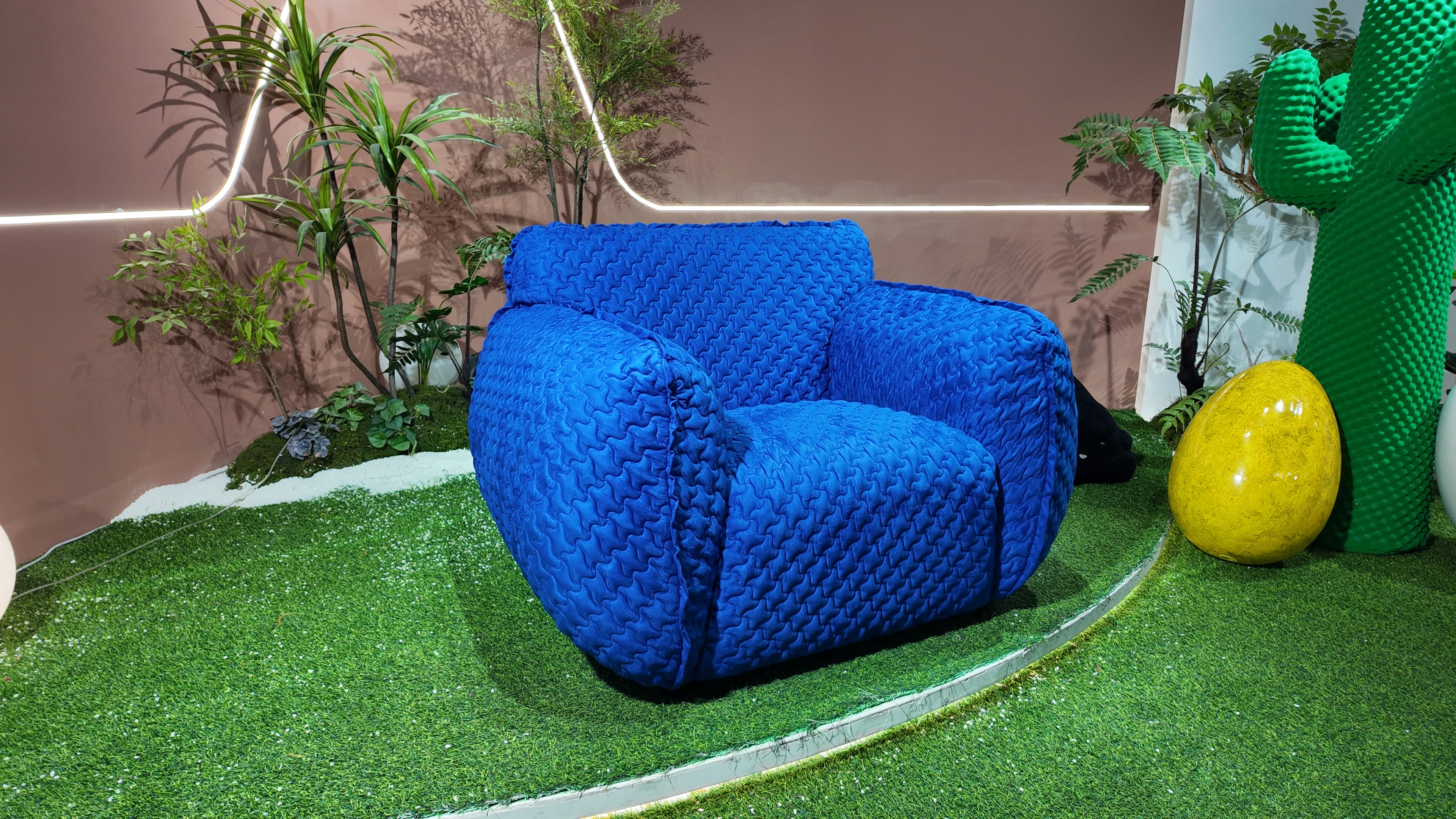 Fauteuil lounge matelassé bleu électrique – Chester Moon