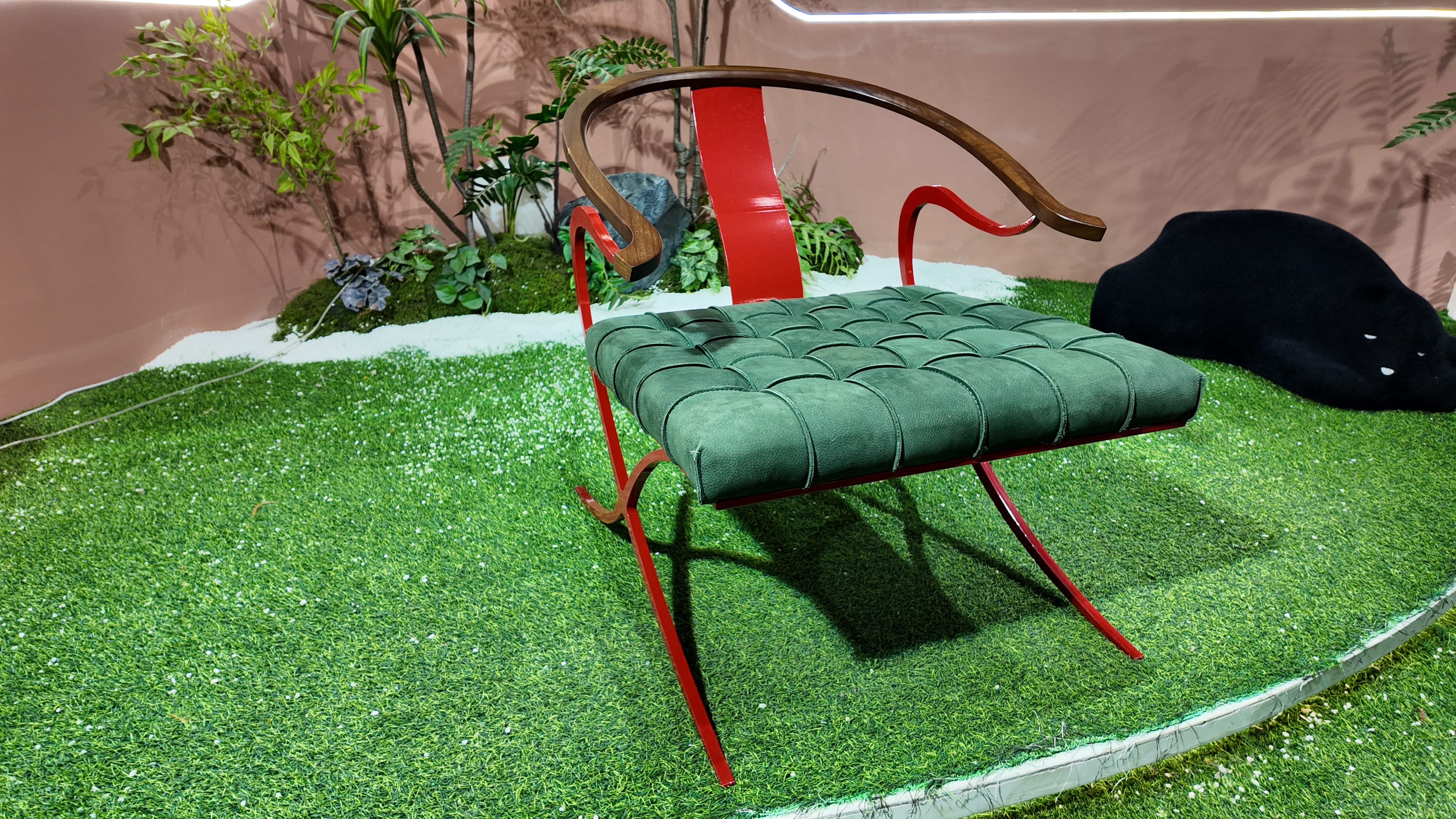 Fauteuil P40 – piètement croisé en métal laqué rouge et assise capitonnée en cuir vert