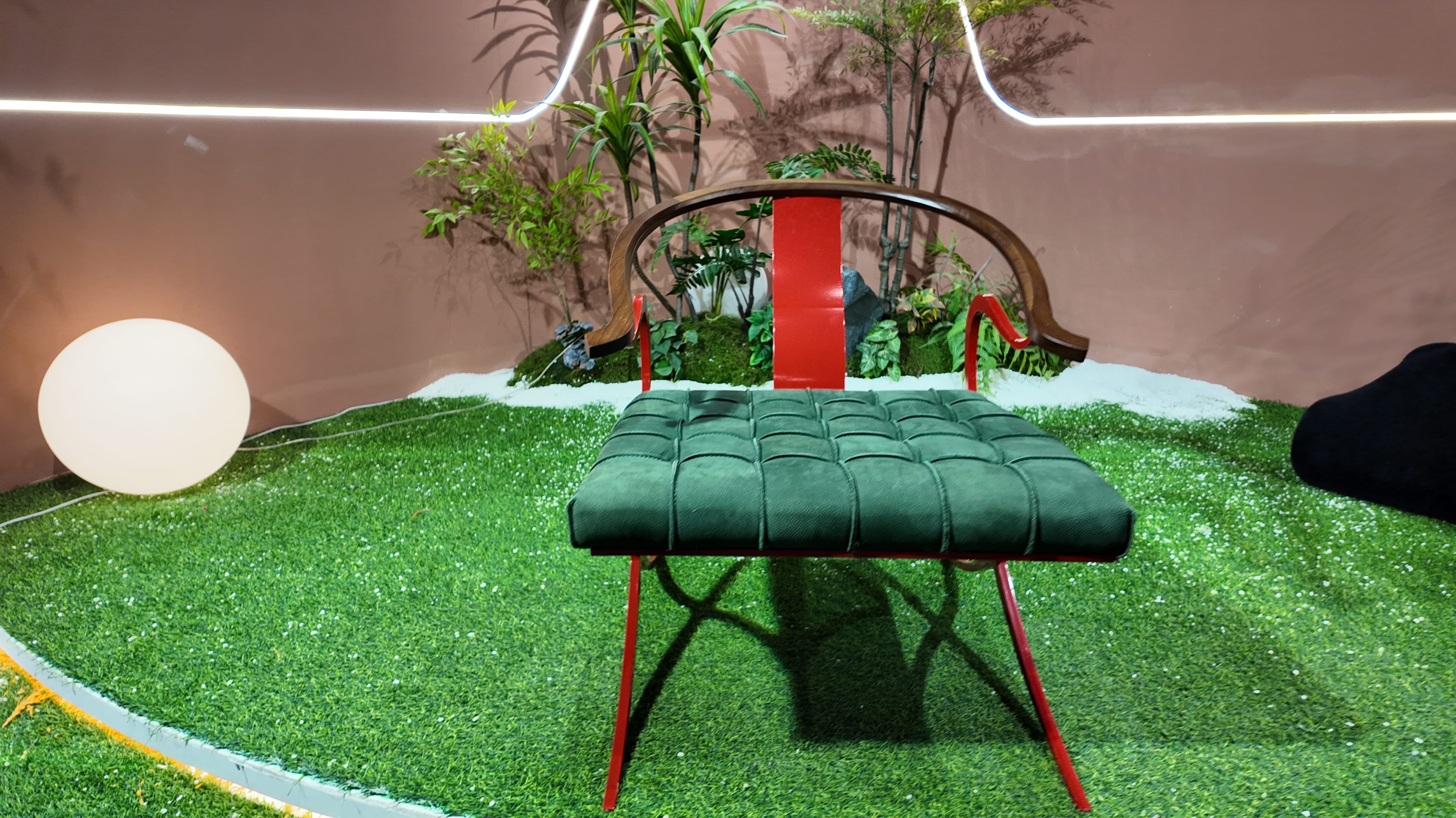 Fauteuil P40 – piètement croisé en métal laqué rouge et assise capitonnée en cuir vert