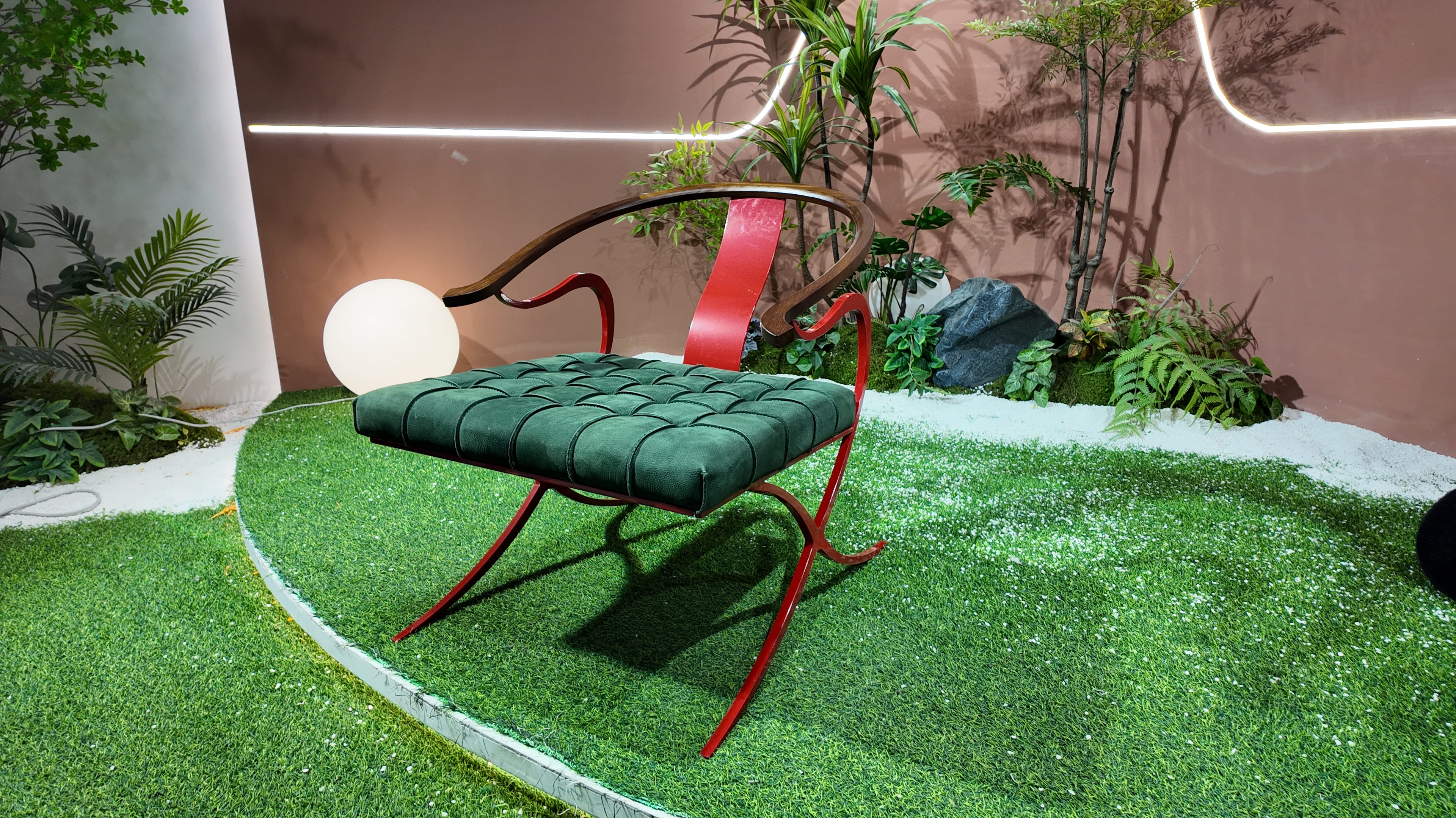 Fauteuil P40 – piètement croisé en métal laqué rouge et assise capitonnée en cuir vert