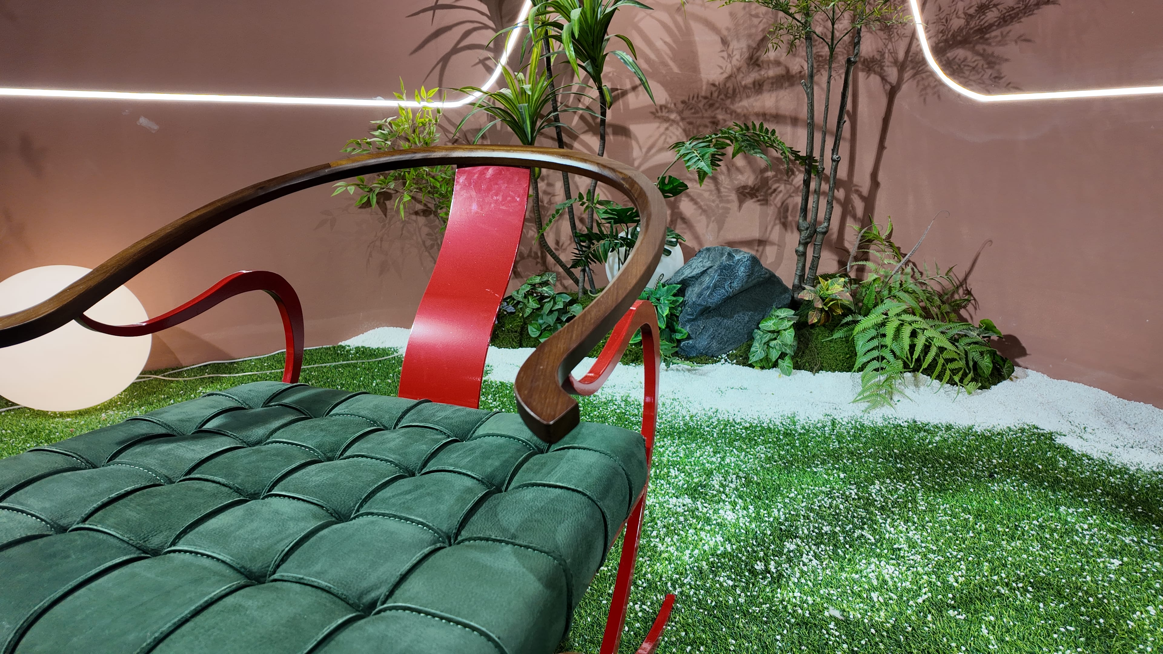 Fauteuil P40 – piètement croisé en métal laqué rouge et assise capitonnée en cuir vert