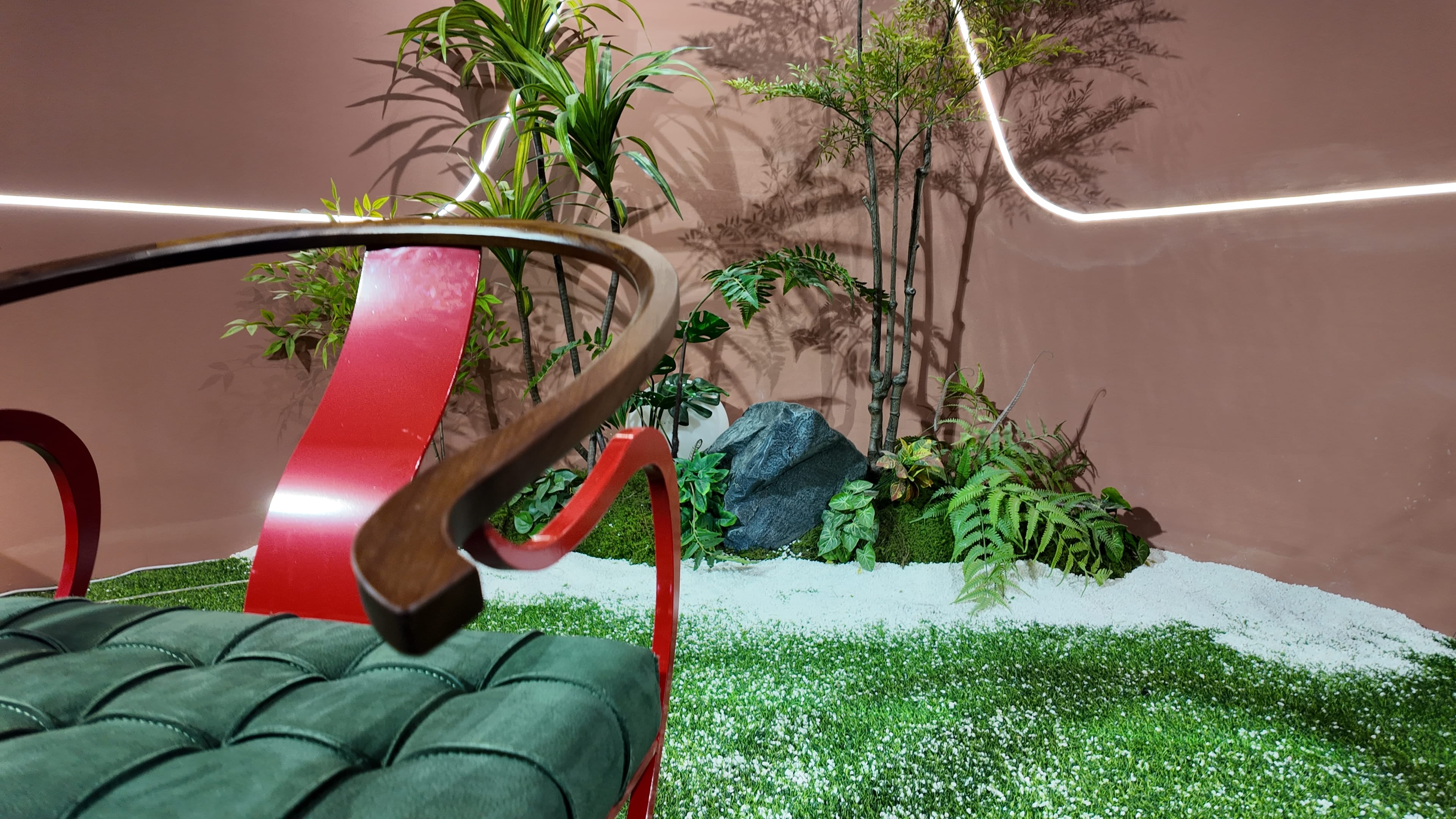 Fauteuil P40 – piètement croisé en métal laqué rouge et assise capitonnée en cuir vert