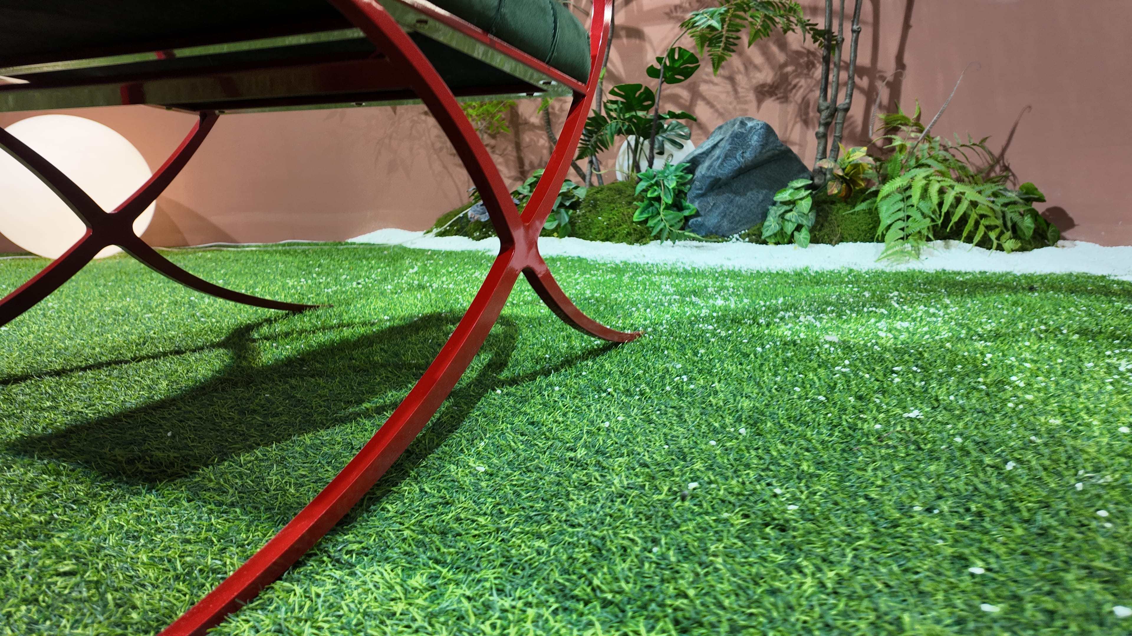 Fauteuil P40 – piètement croisé en métal laqué rouge et assise capitonnée en cuir vert