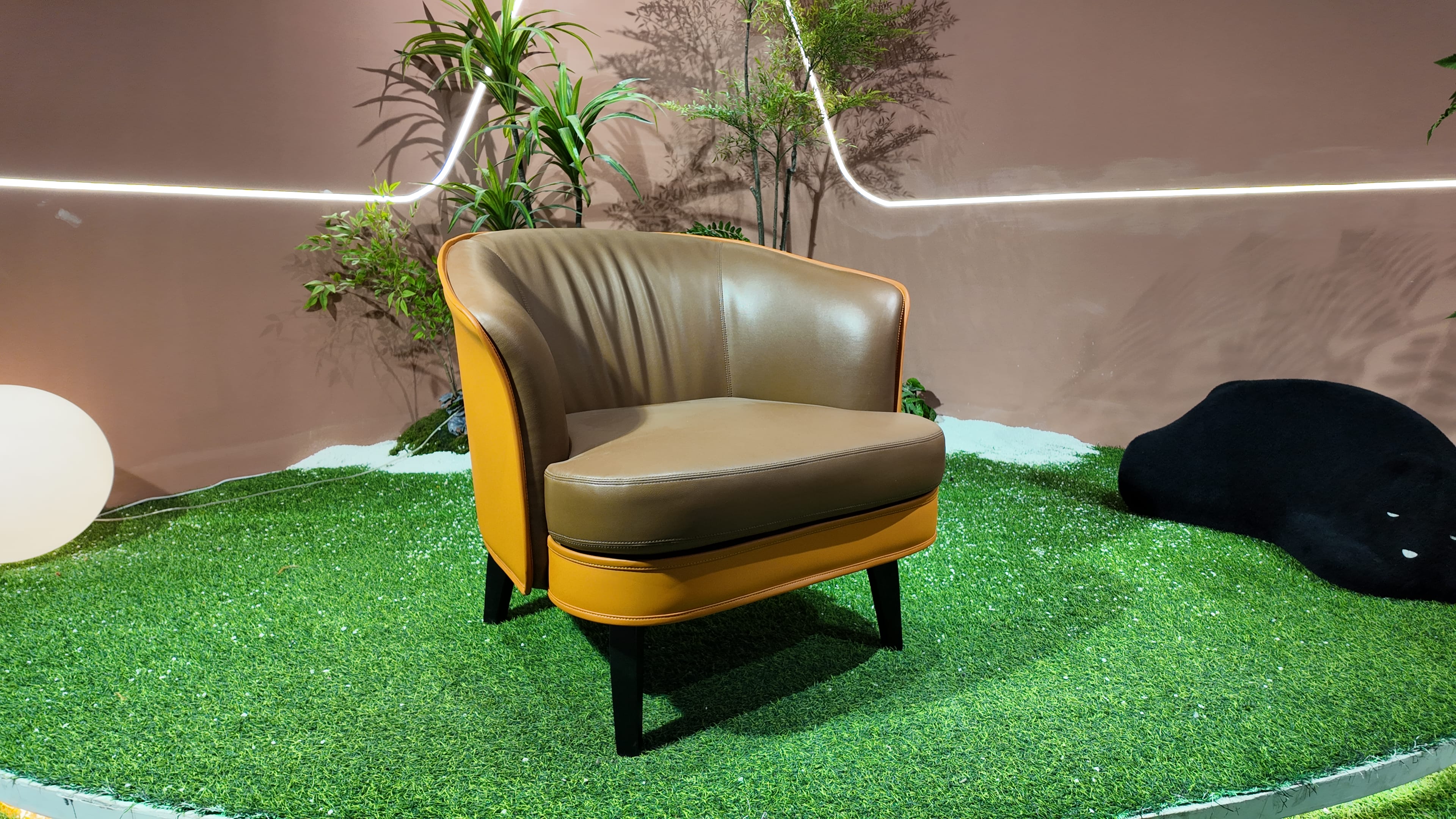Fauteuil club en cuir bicolore taupe et cognac – Classica