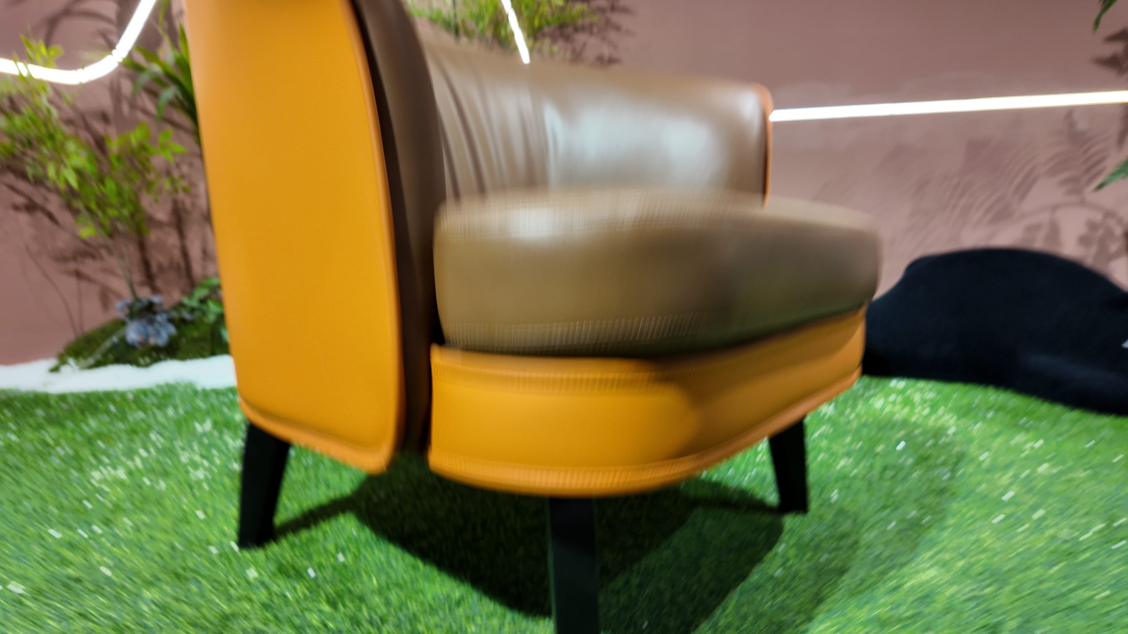 Fauteuil club en cuir bicolore taupe et cognac – Classica