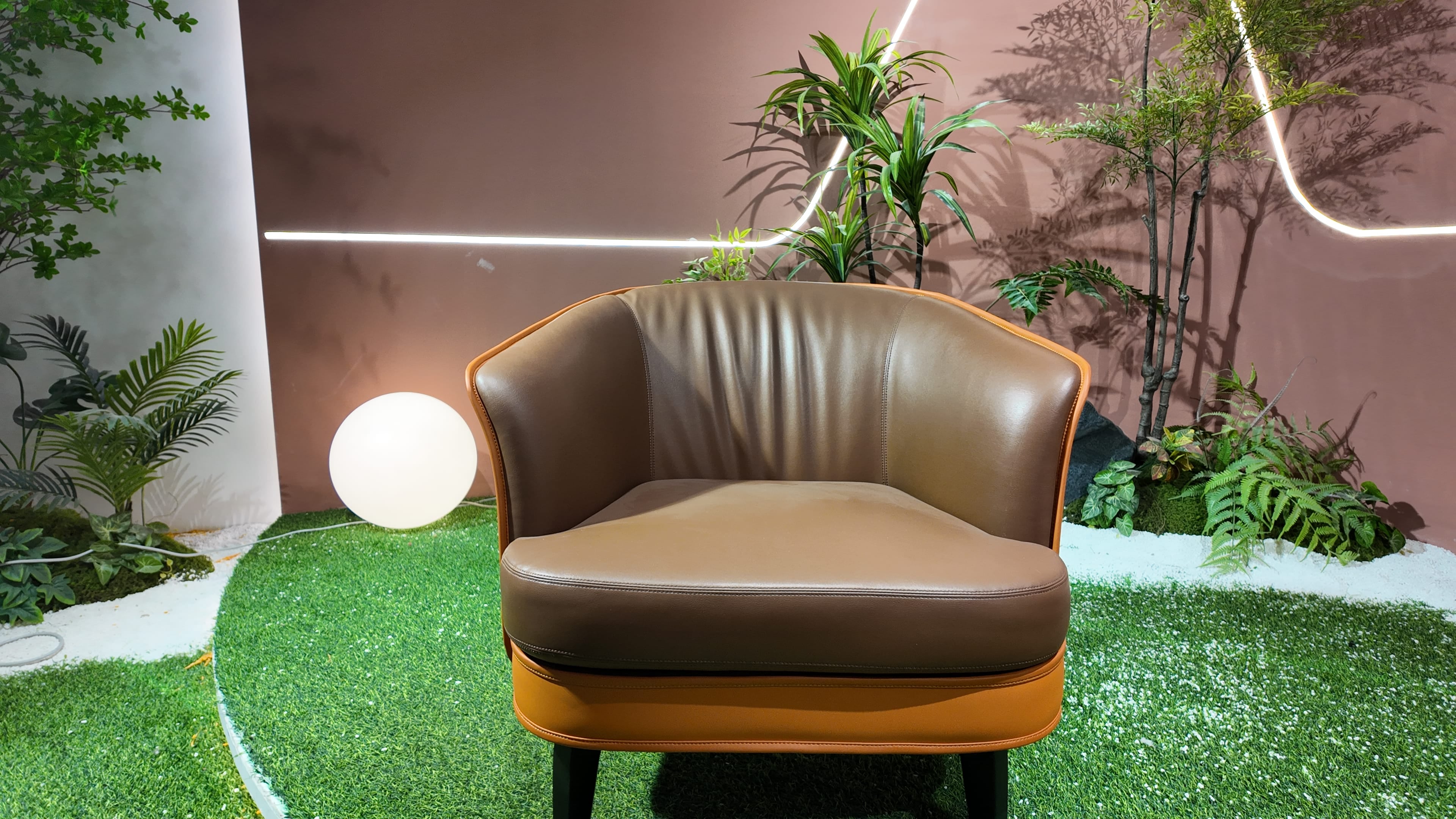 Fauteuil club en cuir bicolore taupe et cognac – Classica