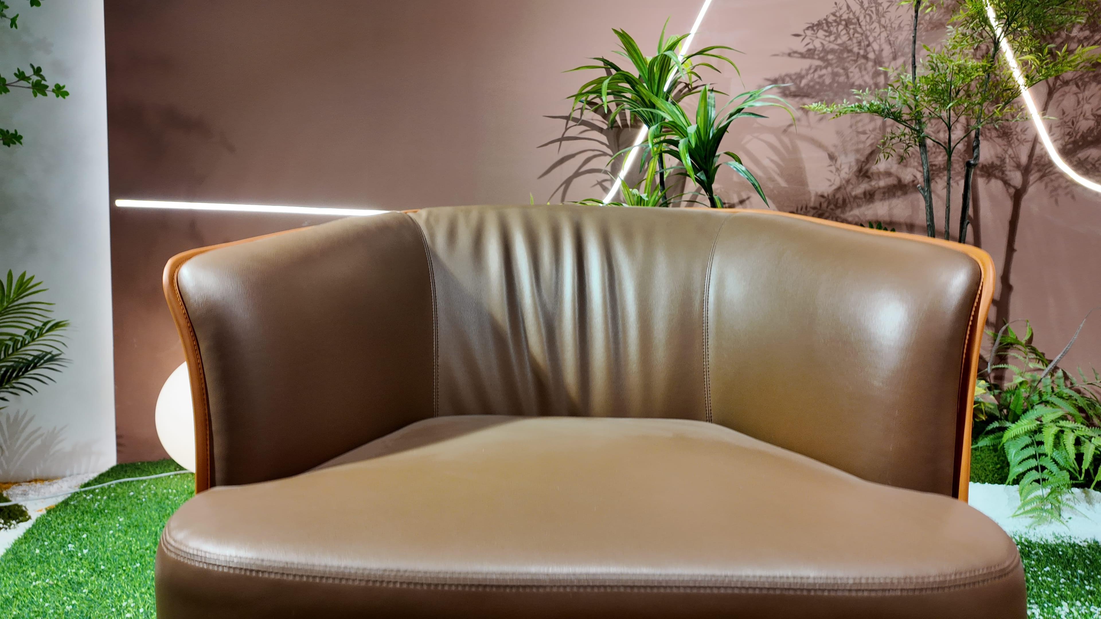 Fauteuil club en cuir bicolore taupe et cognac – Classica