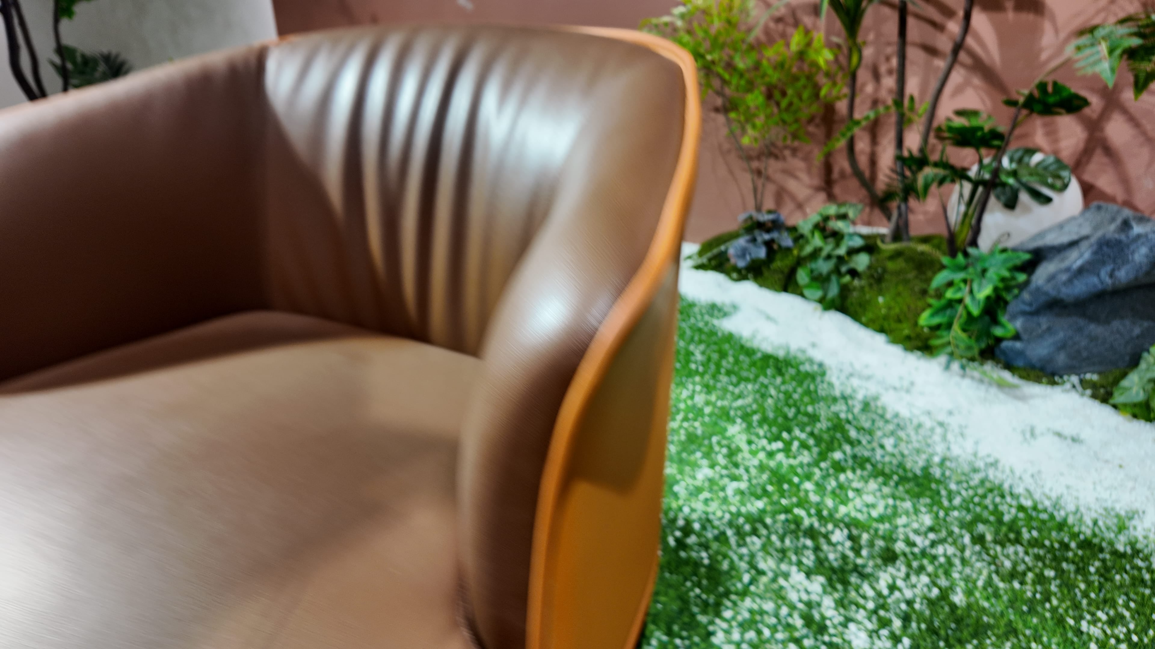 Fauteuil club en cuir bicolore taupe et cognac – Classica