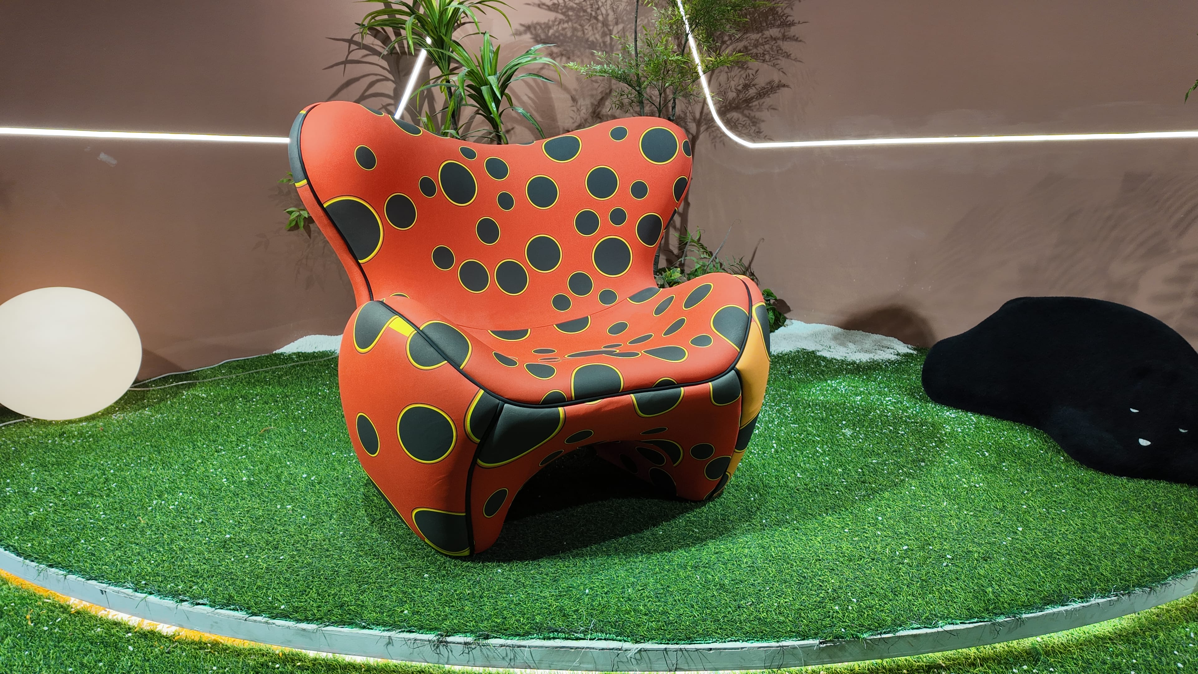Fauteuil lounge sculptural en jersey extensible imprimé pois noir et jaune sur fond orange – PUMPKIN