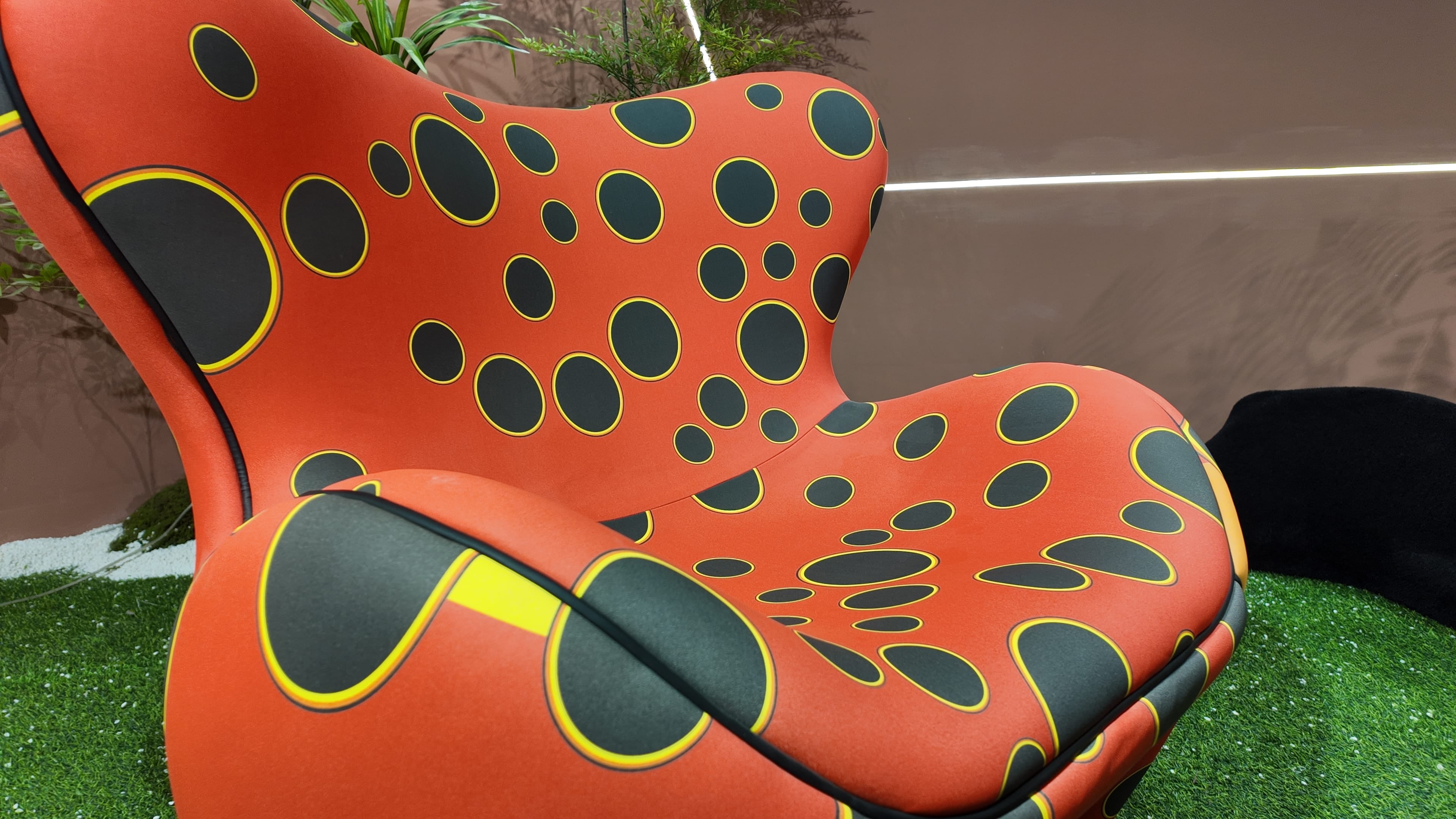 Fauteuil lounge sculptural en jersey extensible imprimé pois noir et jaune sur fond orange – PUMPKIN