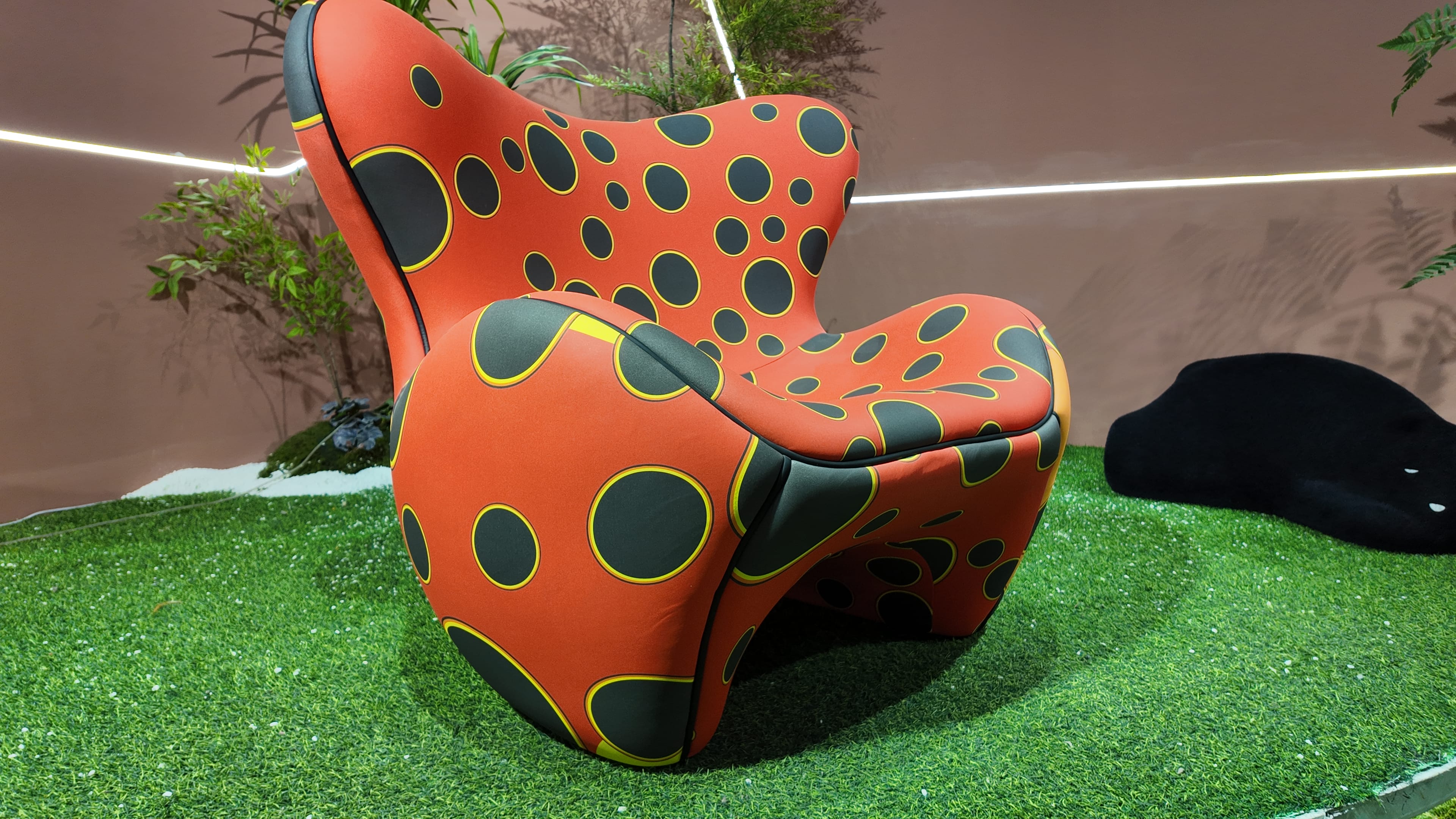 Fauteuil lounge sculptural en jersey extensible imprimé pois noir et jaune sur fond orange – PUMPKIN
