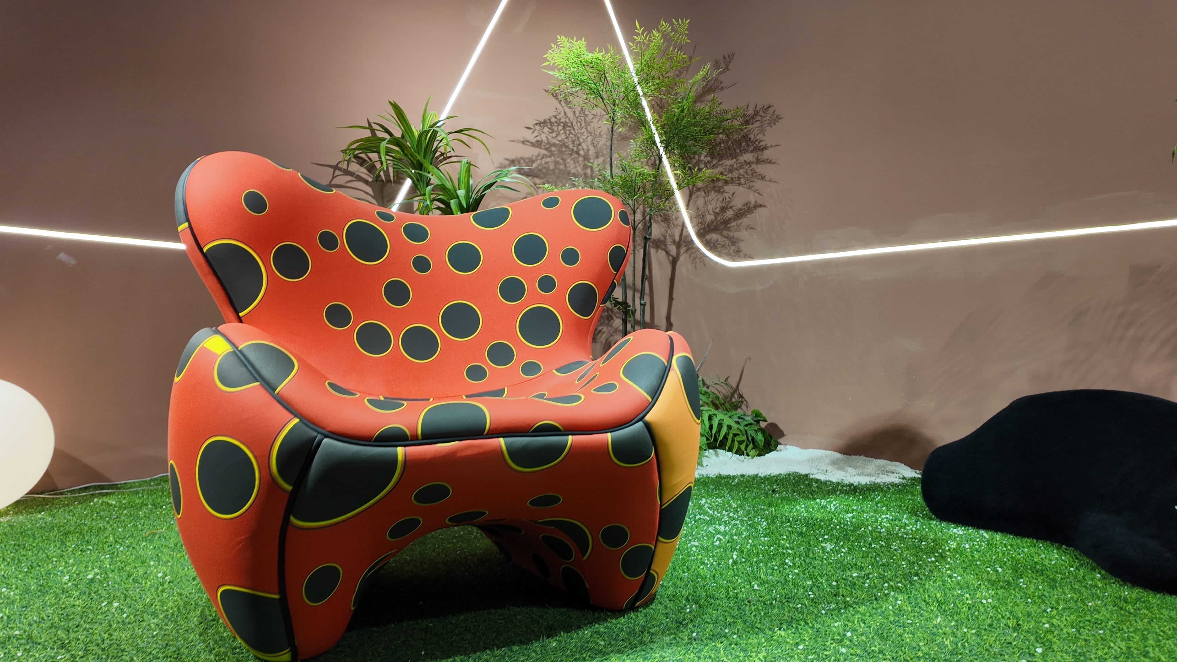 Fauteuil lounge sculptural en jersey extensible imprimé pois noir et jaune sur fond orange – PUMPKIN