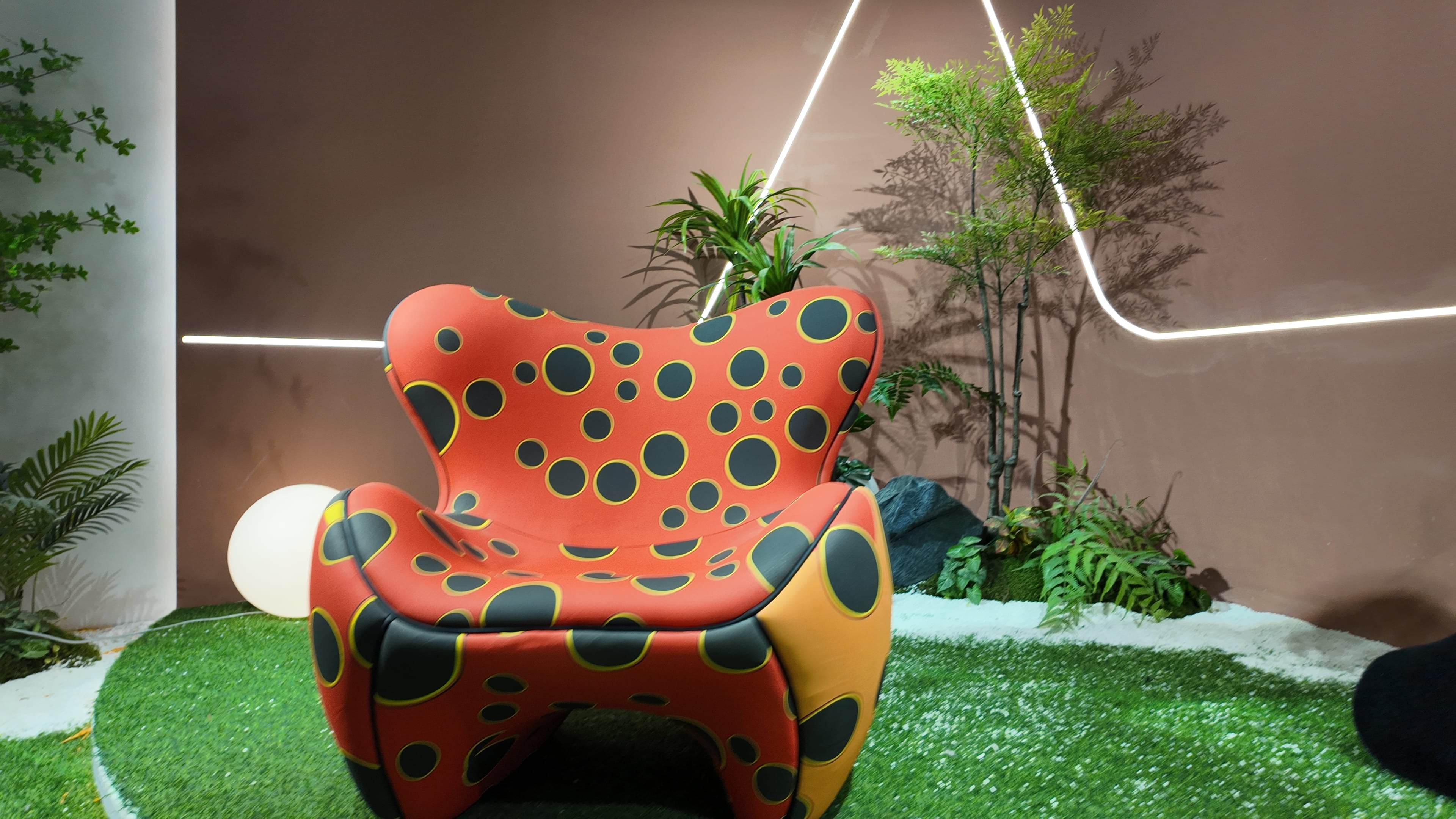 Fauteuil lounge sculptural en jersey extensible imprimé pois noir et jaune sur fond orange – PUMPKIN