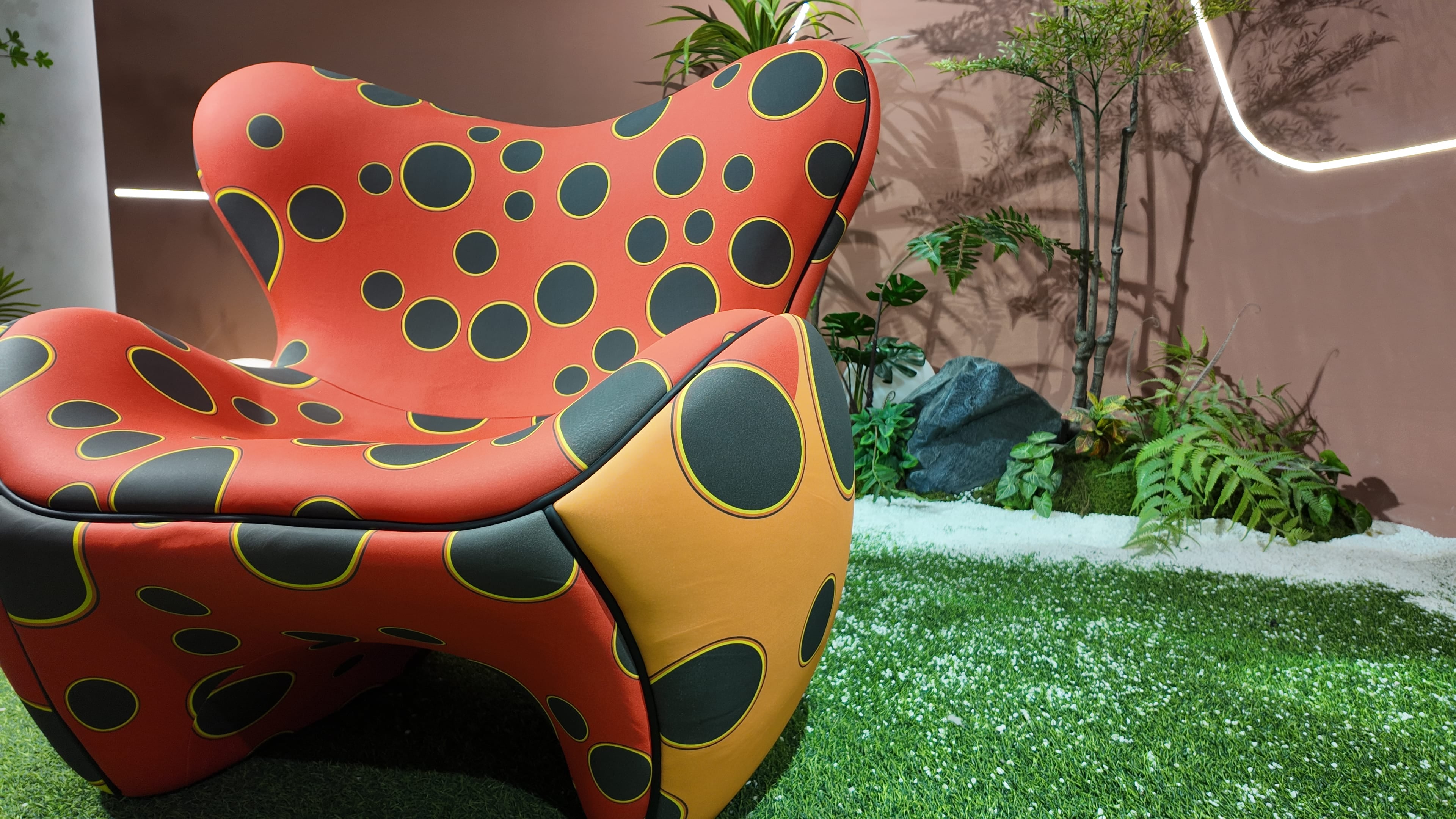 Fauteuil lounge sculptural en jersey extensible imprimé pois noir et jaune sur fond orange – PUMPKIN
