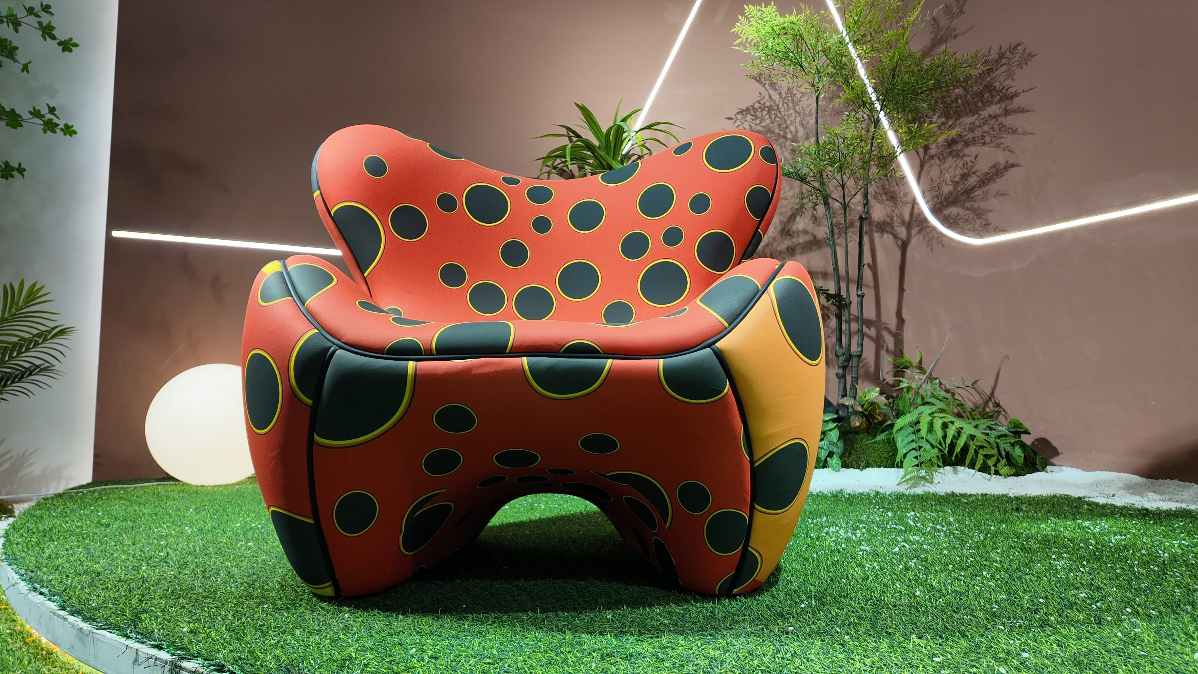 Fauteuil lounge sculptural en jersey extensible imprimé pois noir et jaune sur fond orange – PUMPKIN