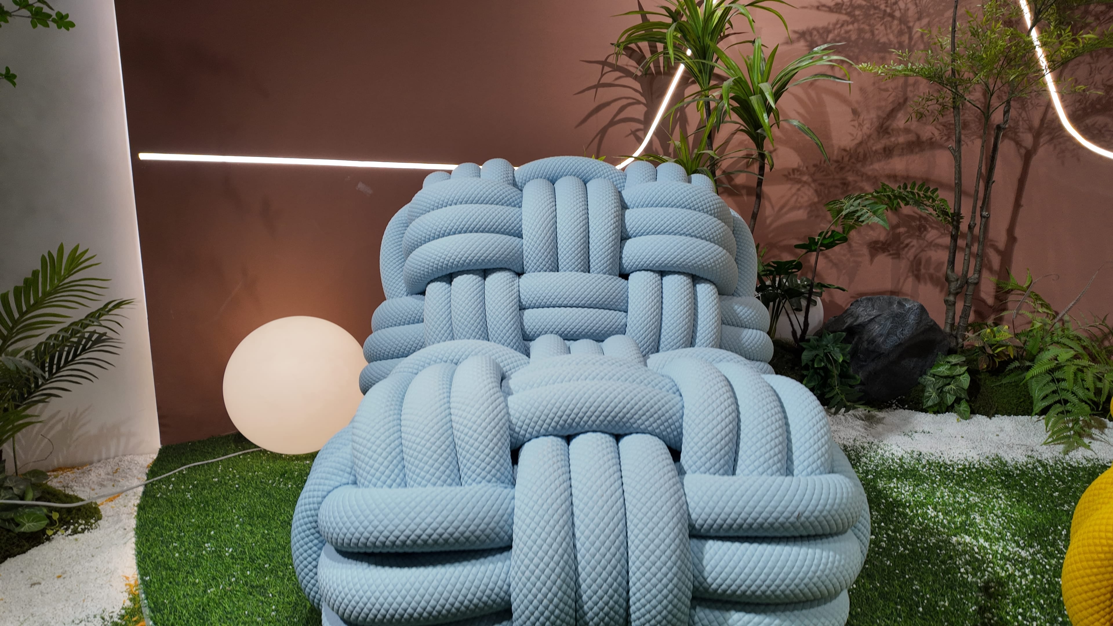 Fauteuil design en corde tricotée bleu ciel – Knitty