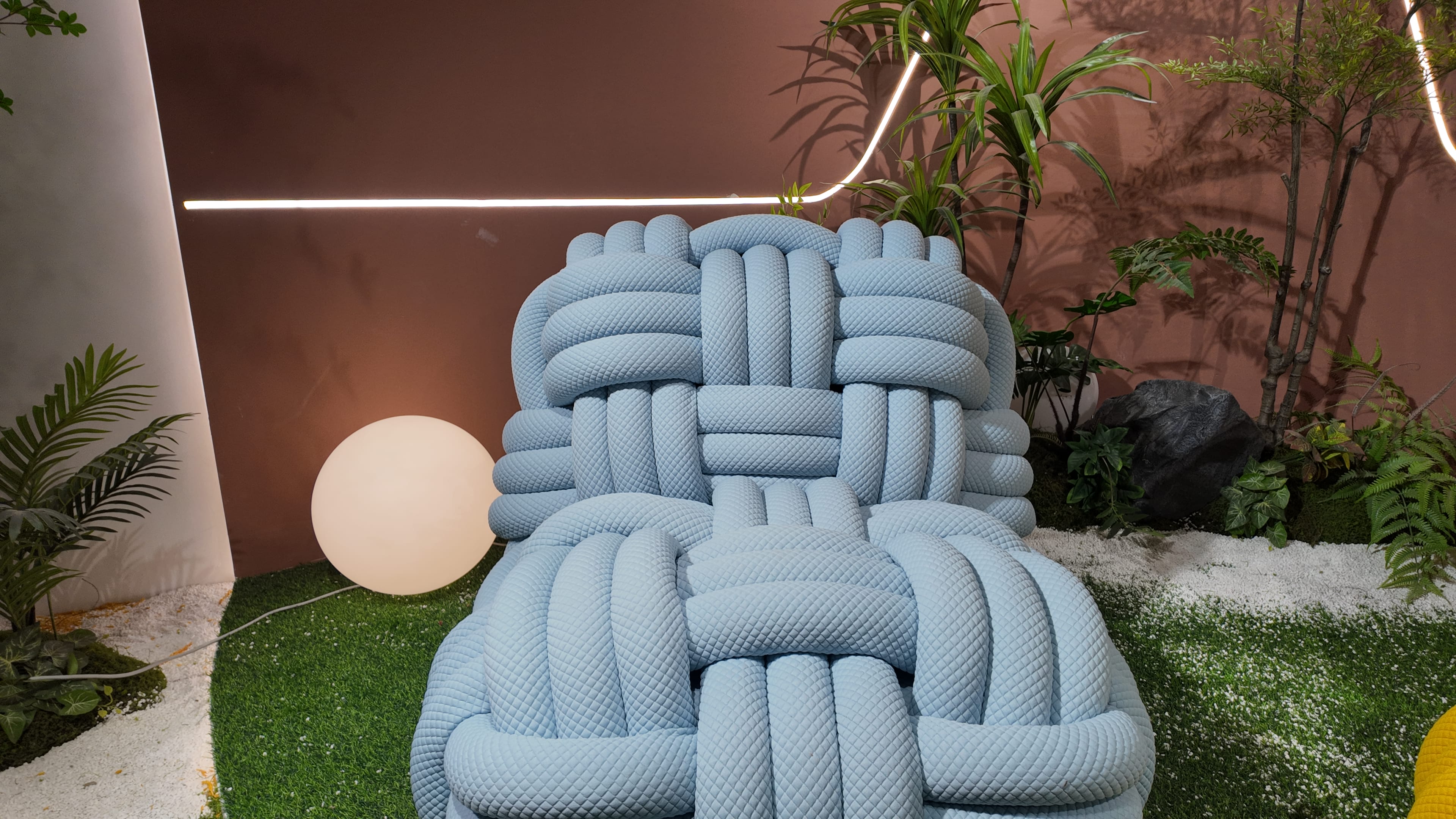 Fauteuil design en corde tricotée bleu ciel – Knitty