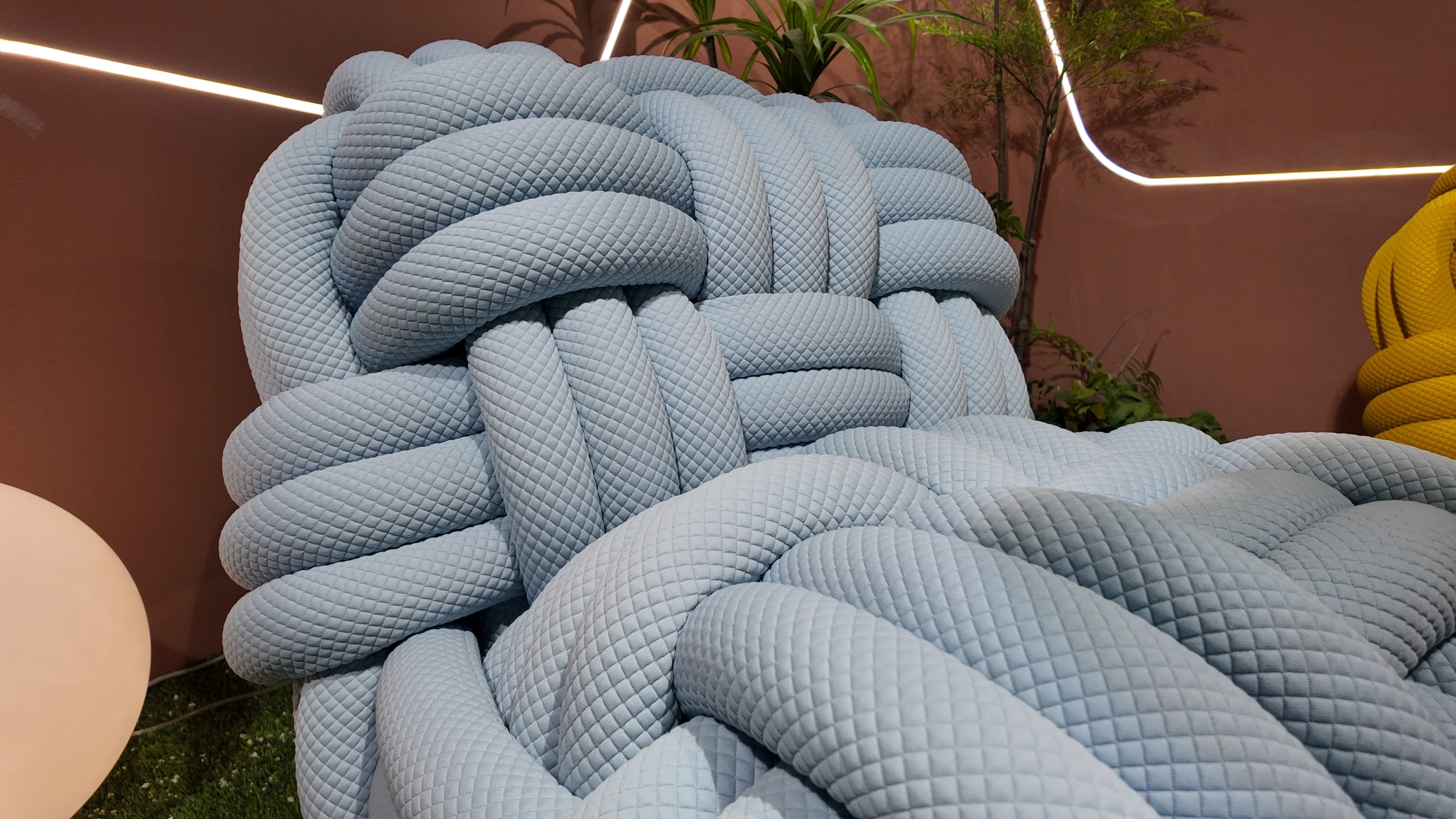 Fauteuil design en corde tricotée bleu ciel – Knitty