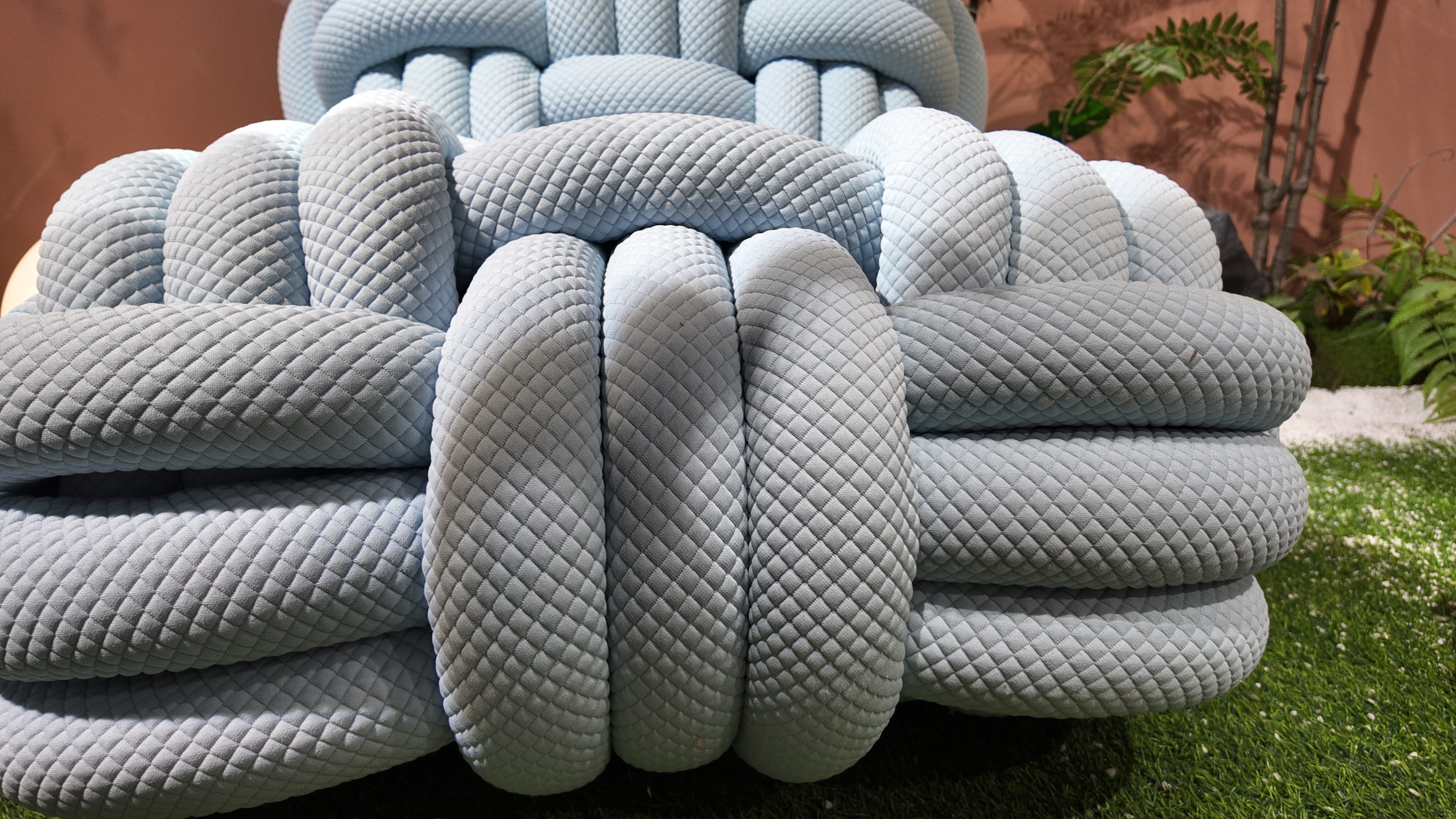 Fauteuil design en corde tricotée bleu ciel – Knitty