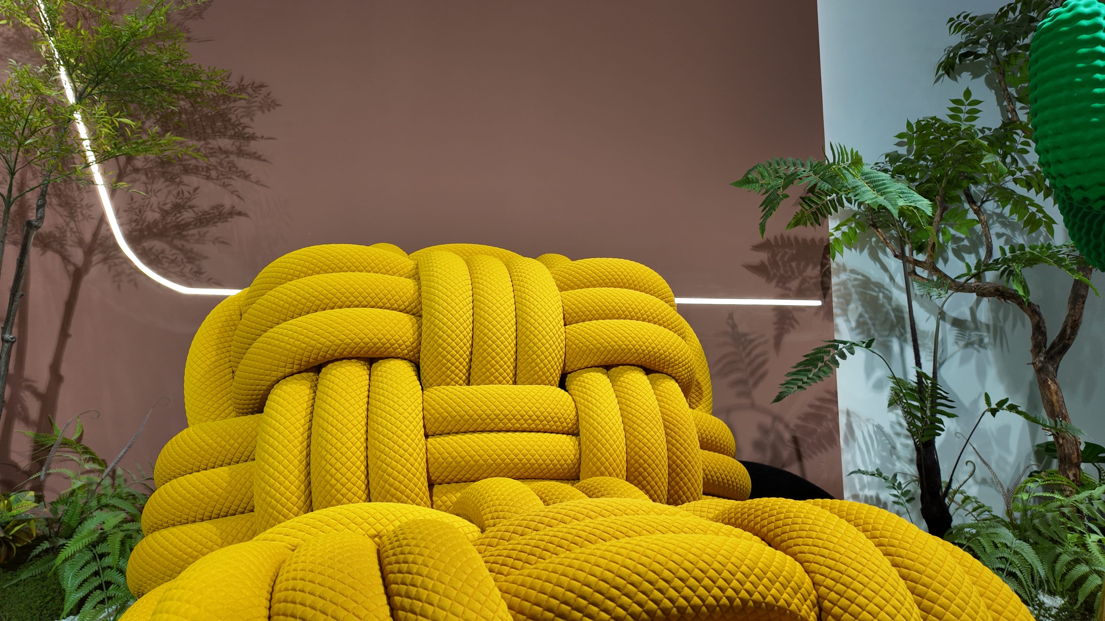 Fauteuil design en corde tricotée bleu ciel – Knitty