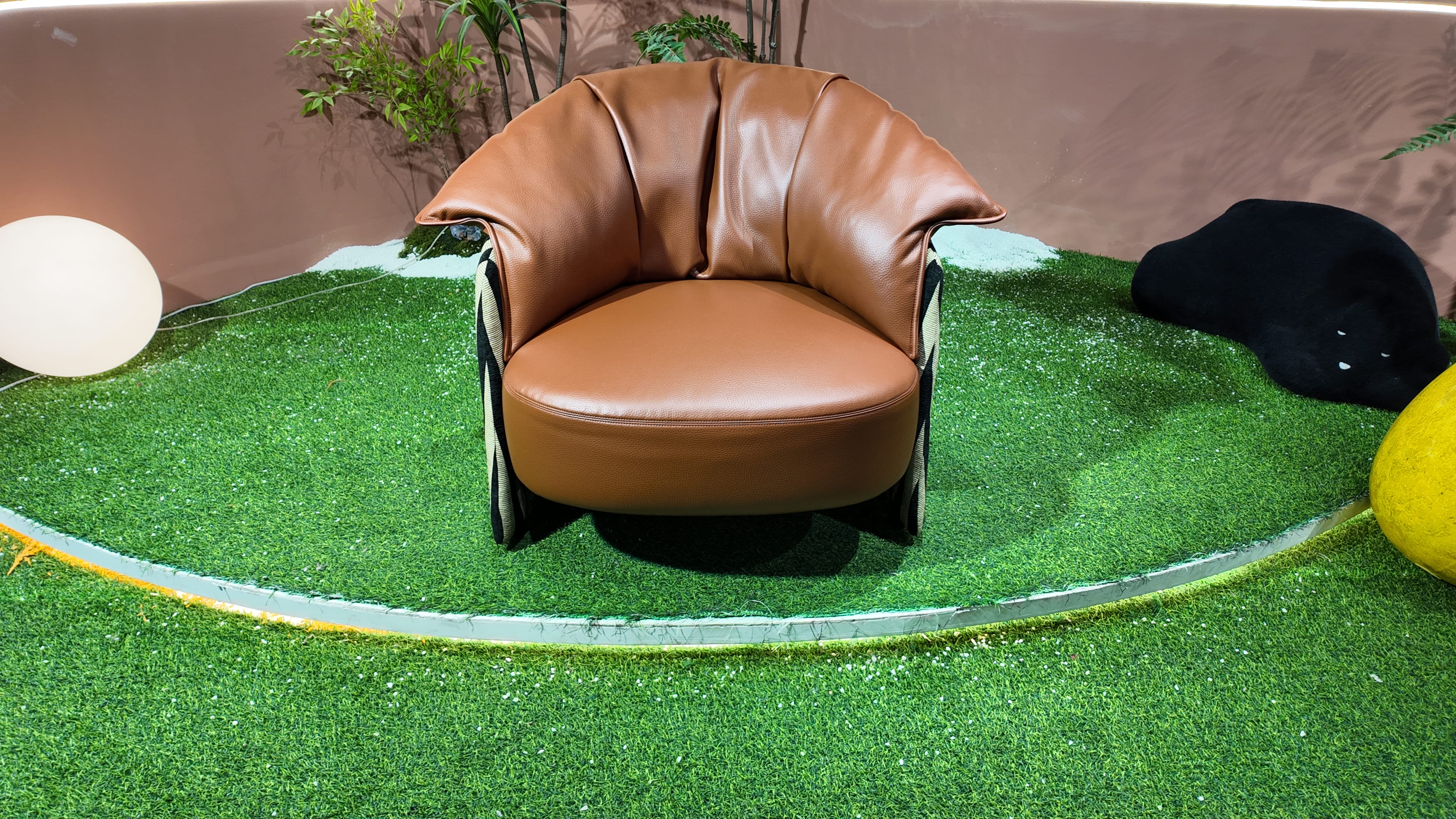 Fauteuil lounge en cuir cognac et tissu rayé noir et écru – Sculptural