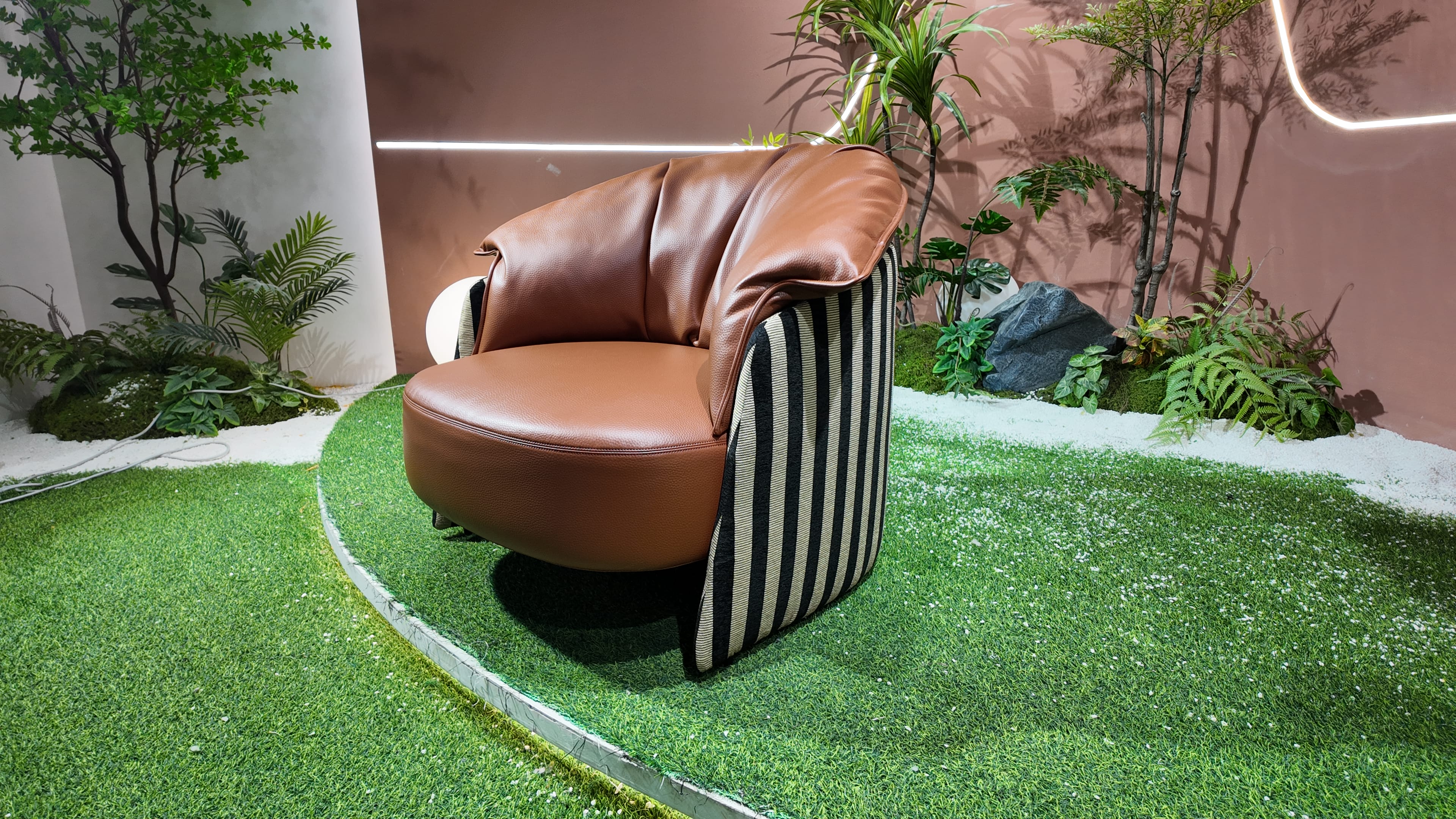 Fauteuil lounge en cuir cognac et tissu rayé noir et écru – Sculptural