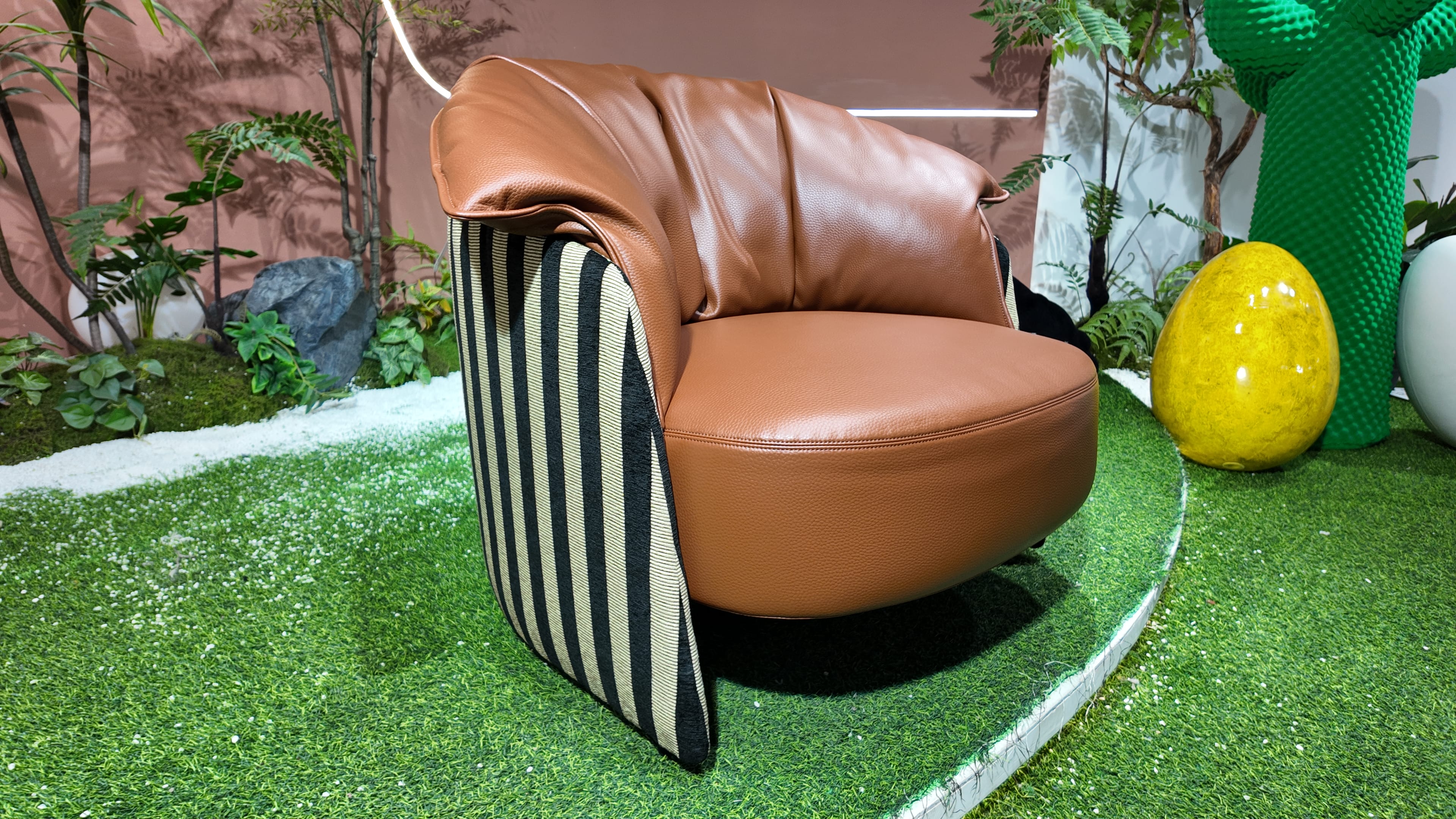Fauteuil lounge en cuir cognac et tissu rayé noir et écru – Sculptural