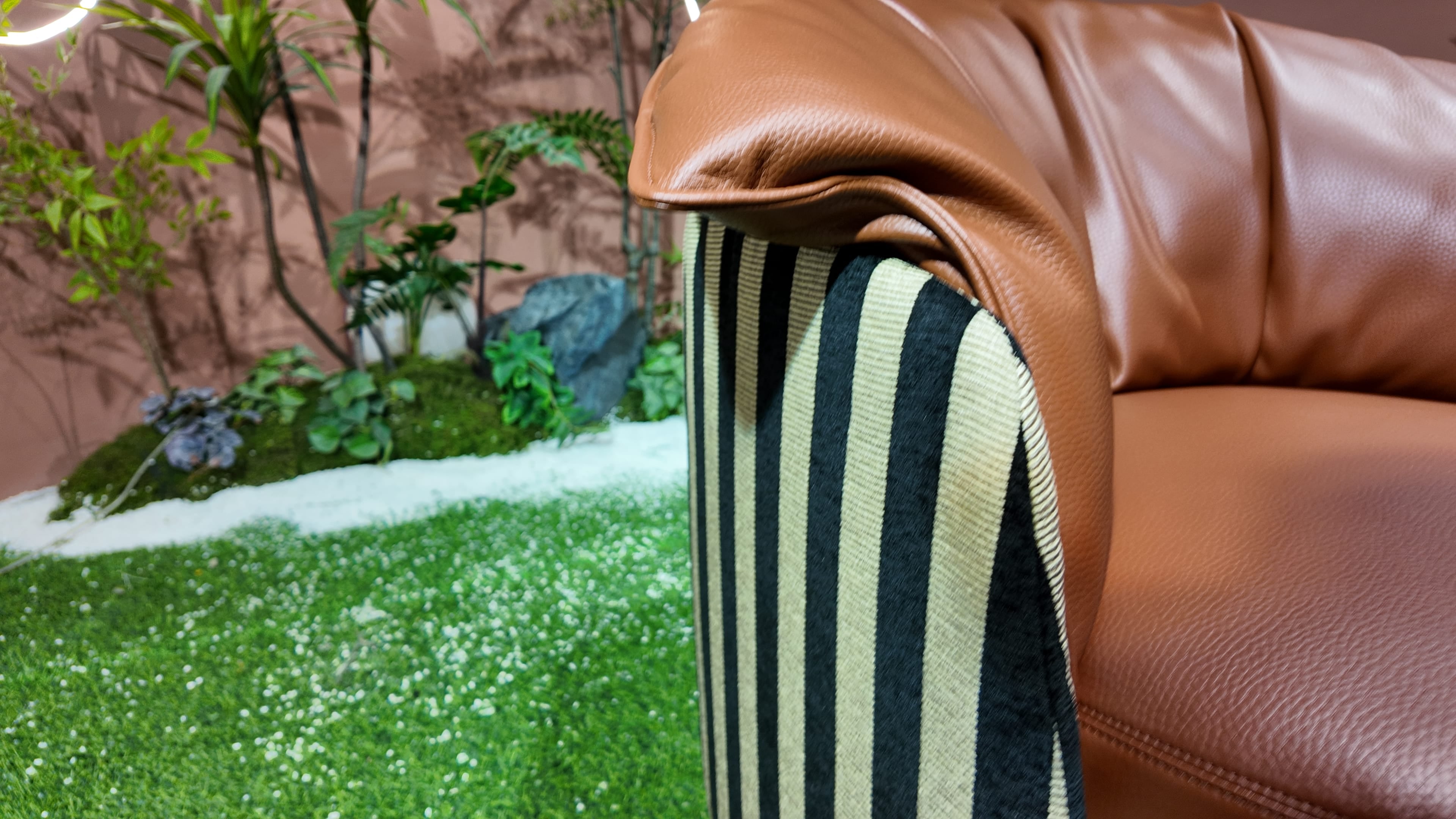 Fauteuil lounge en cuir cognac et tissu rayé noir et écru – Sculptural