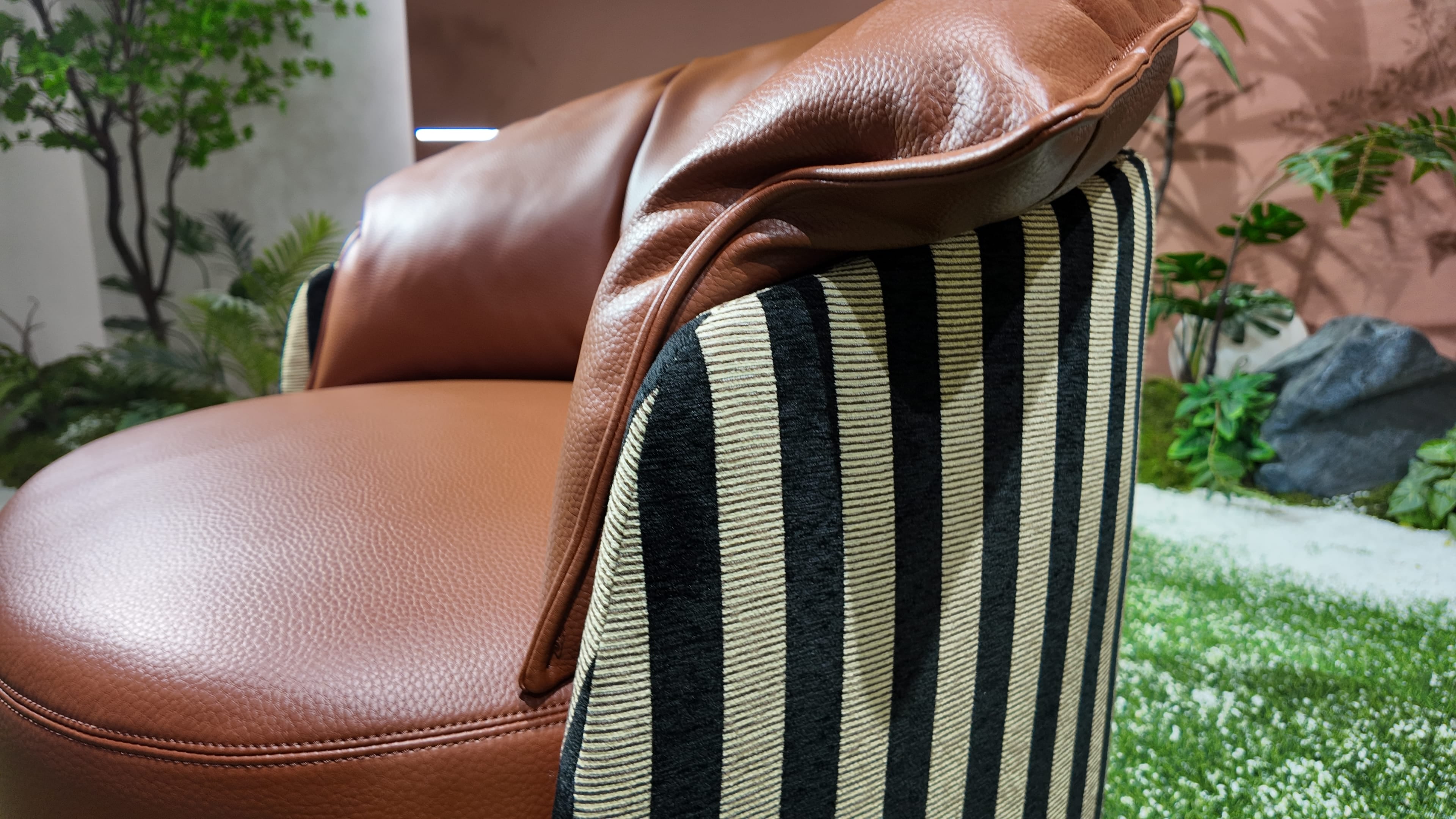Fauteuil lounge en cuir cognac et tissu rayé noir et écru – Sculptural