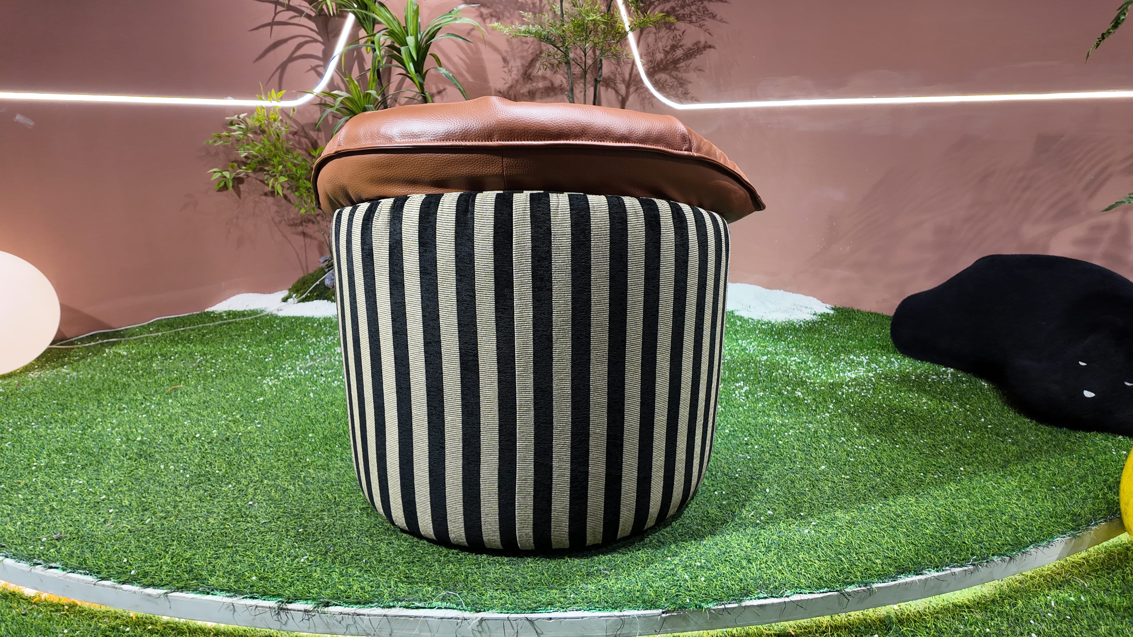 Fauteuil lounge en cuir cognac et tissu rayé noir et écru – Sculptural