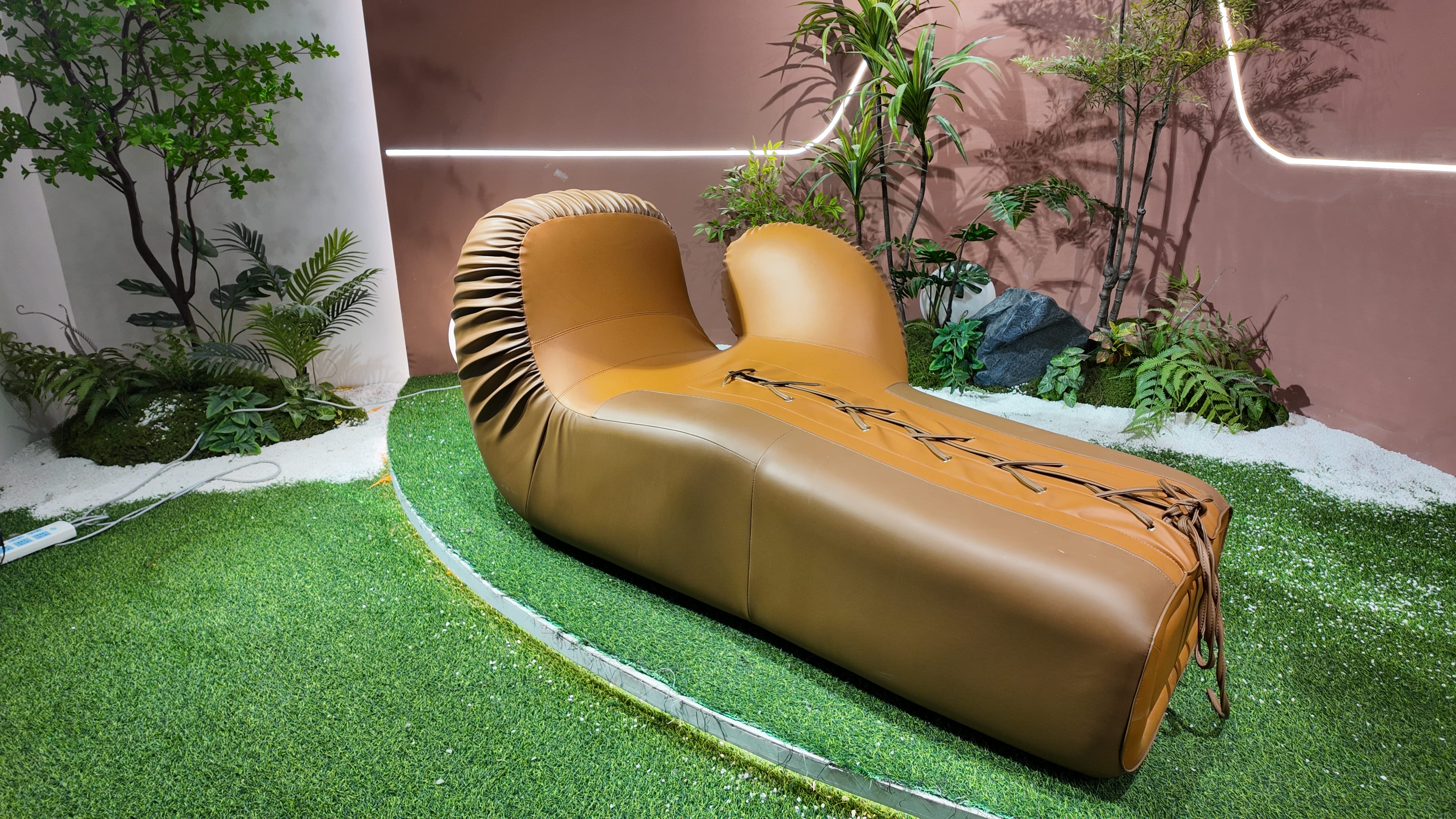 Fauteuil chaise longue en cuir camel matelassé à lacets – Boxing Glove