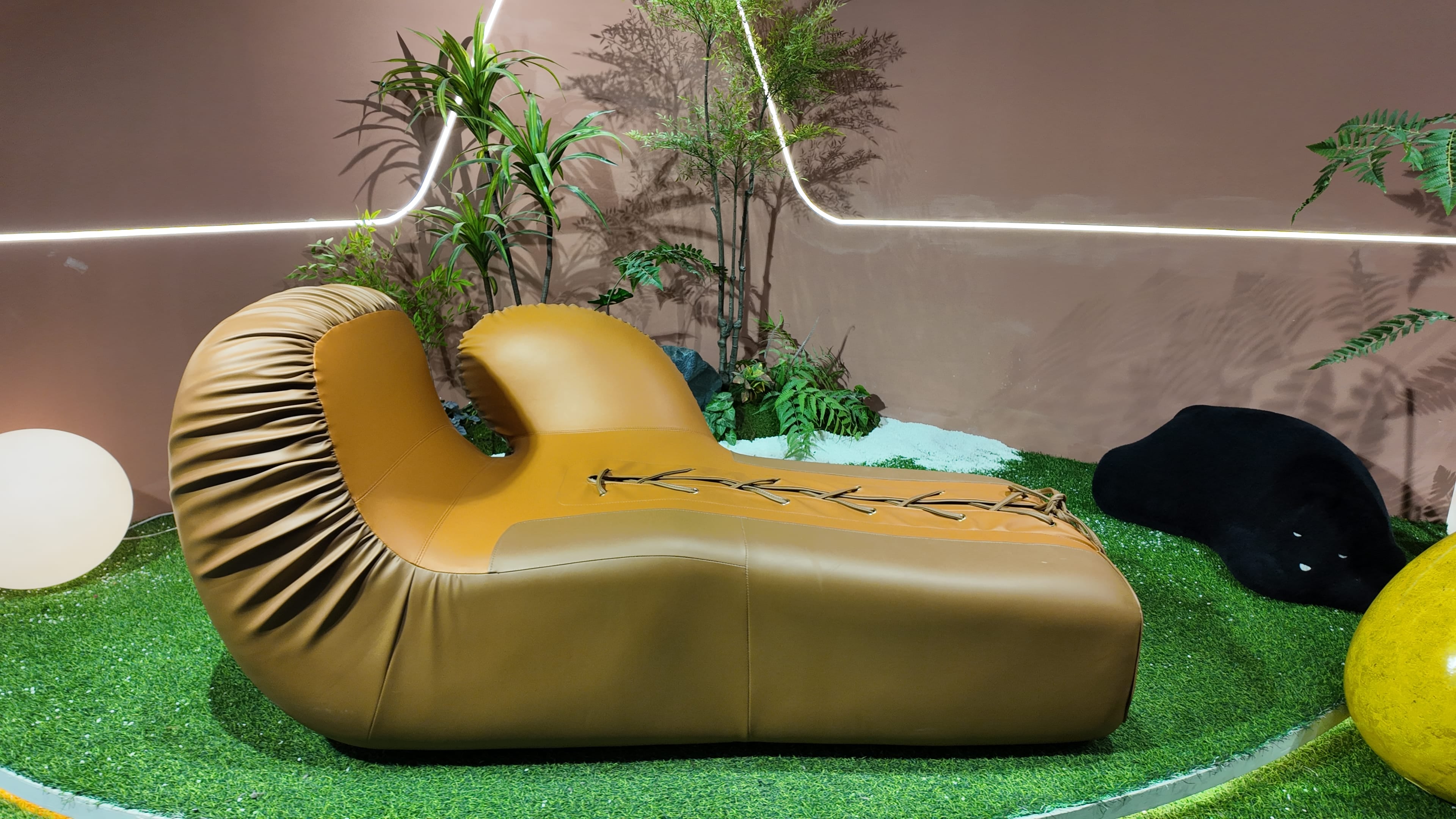 Fauteuil chaise longue en cuir camel matelassé à lacets – Boxing Glove