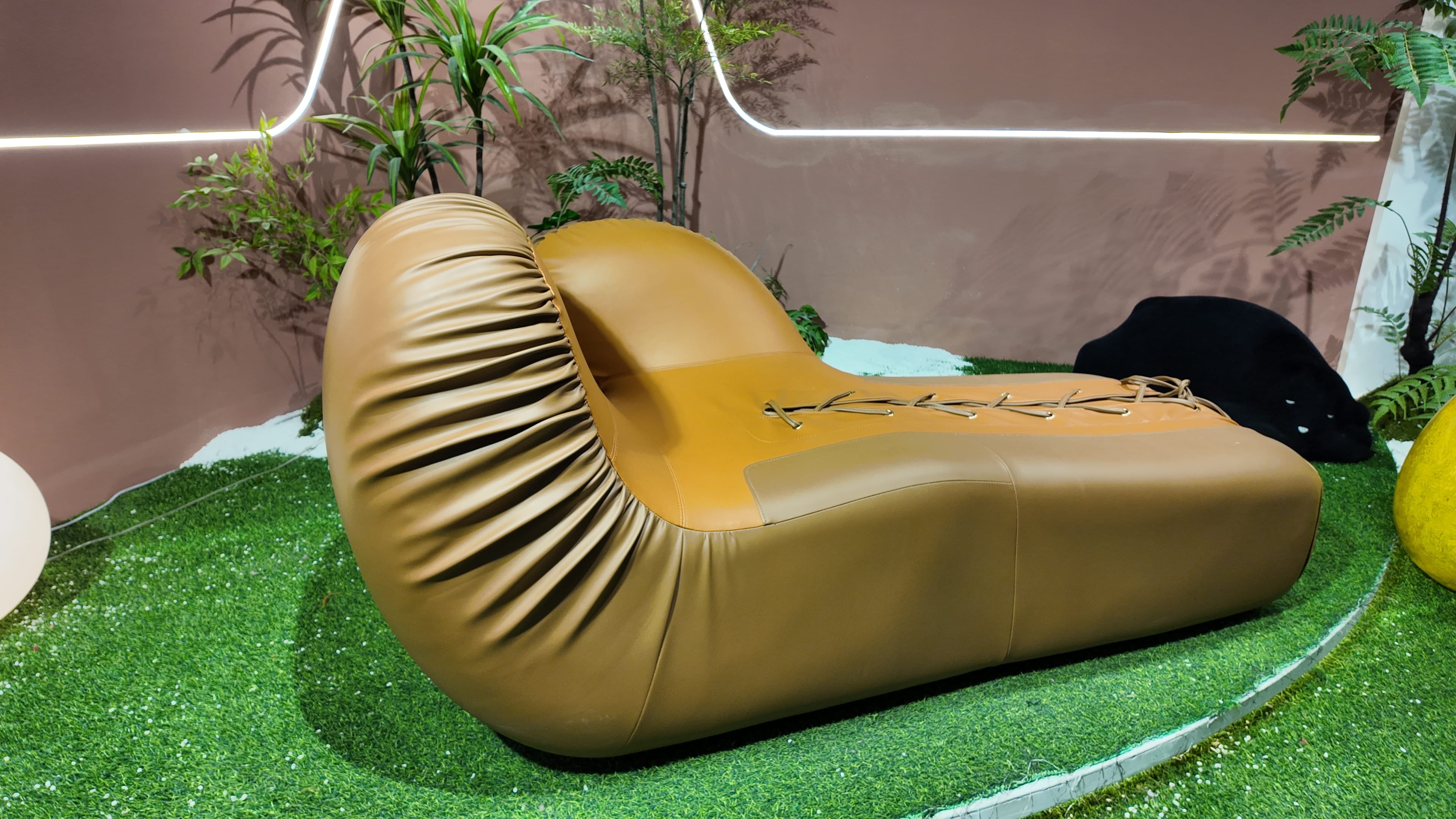 Fauteuil chaise longue en cuir camel matelassé à lacets – Boxing Glove
