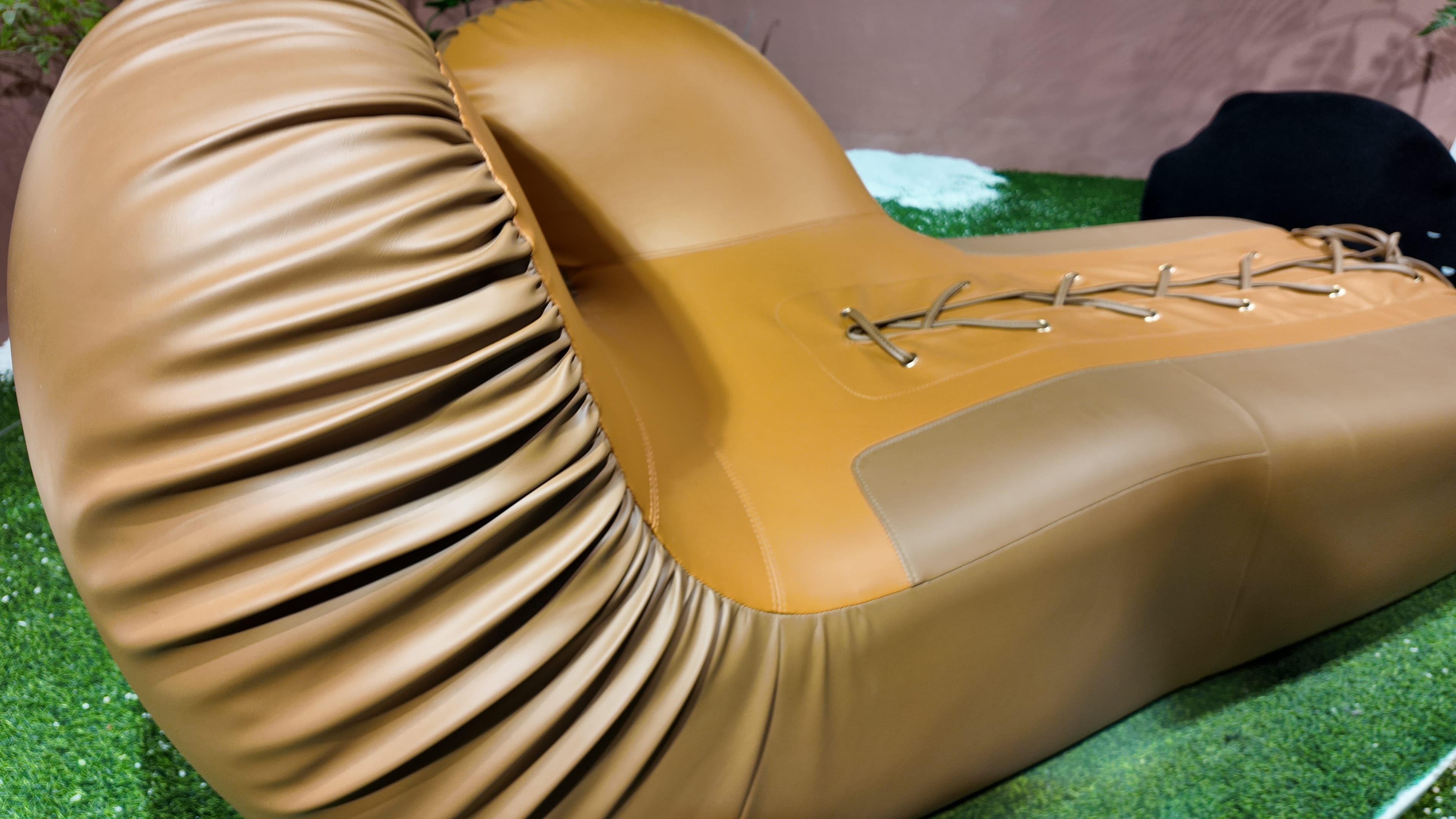 Fauteuil chaise longue en cuir camel matelassé à lacets – Boxing Glove
