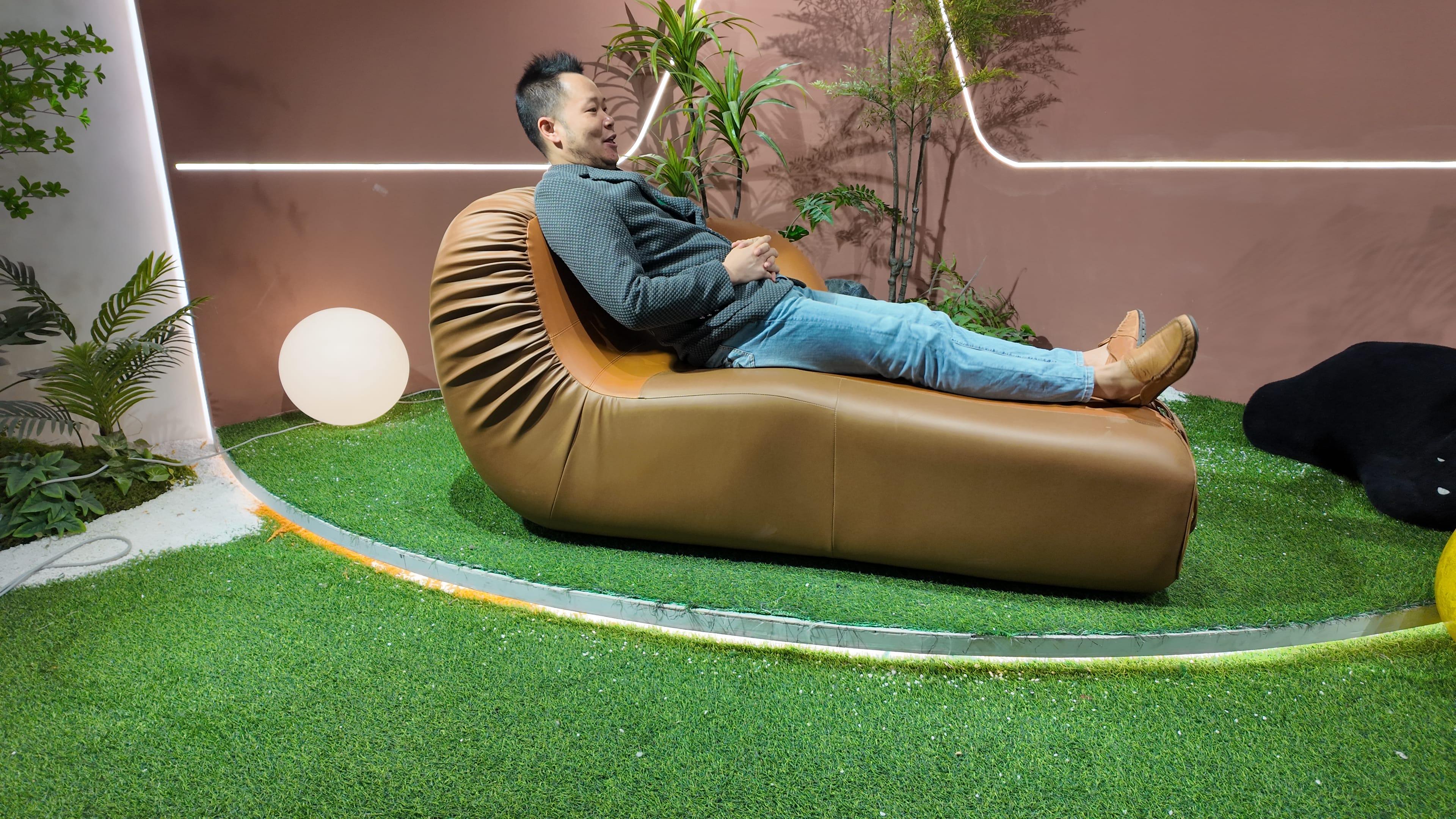 Fauteuil chaise longue en cuir camel matelassé à lacets – Boxing Glove