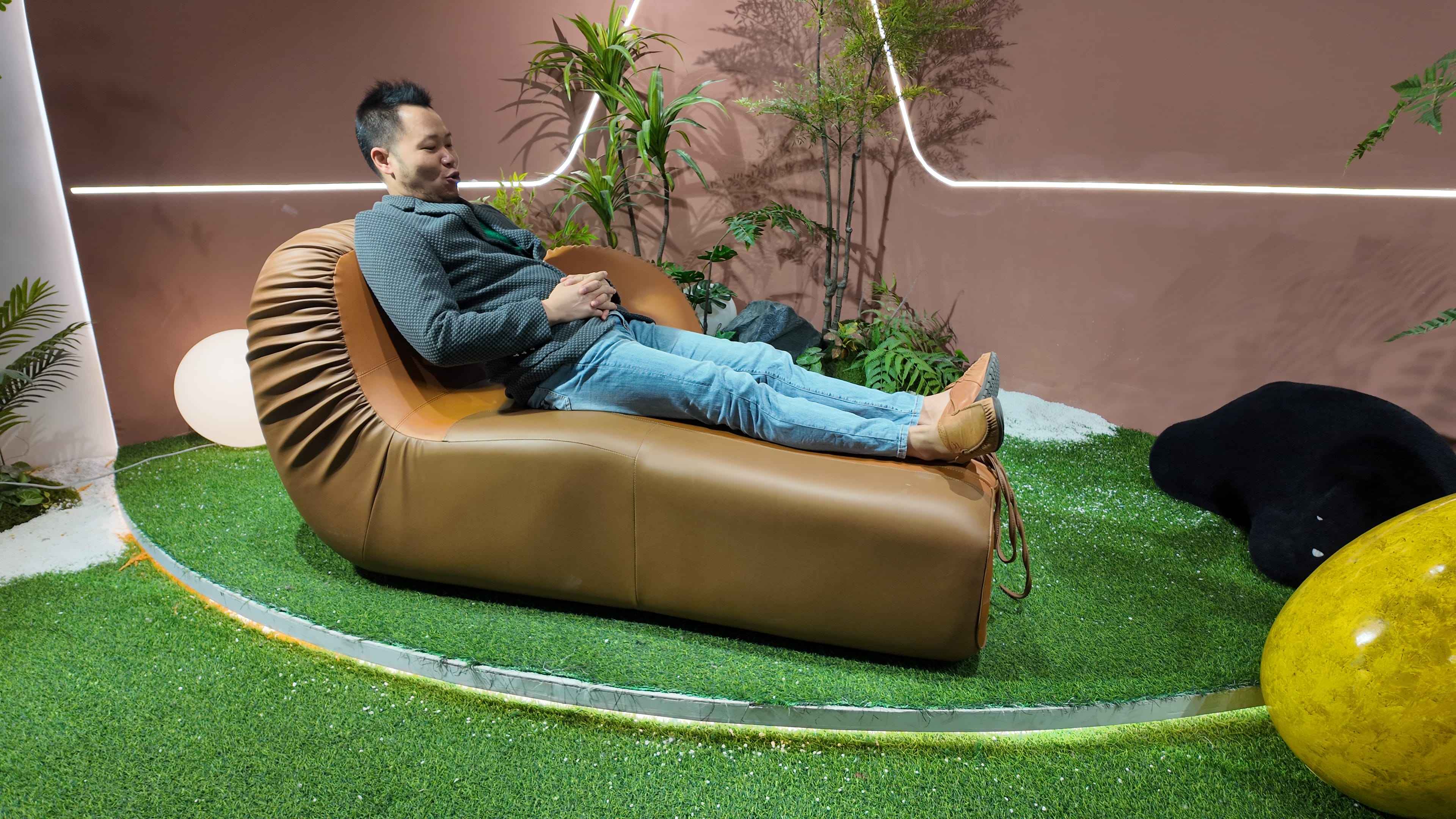 Fauteuil chaise longue en cuir camel matelassé à lacets – Boxing Glove