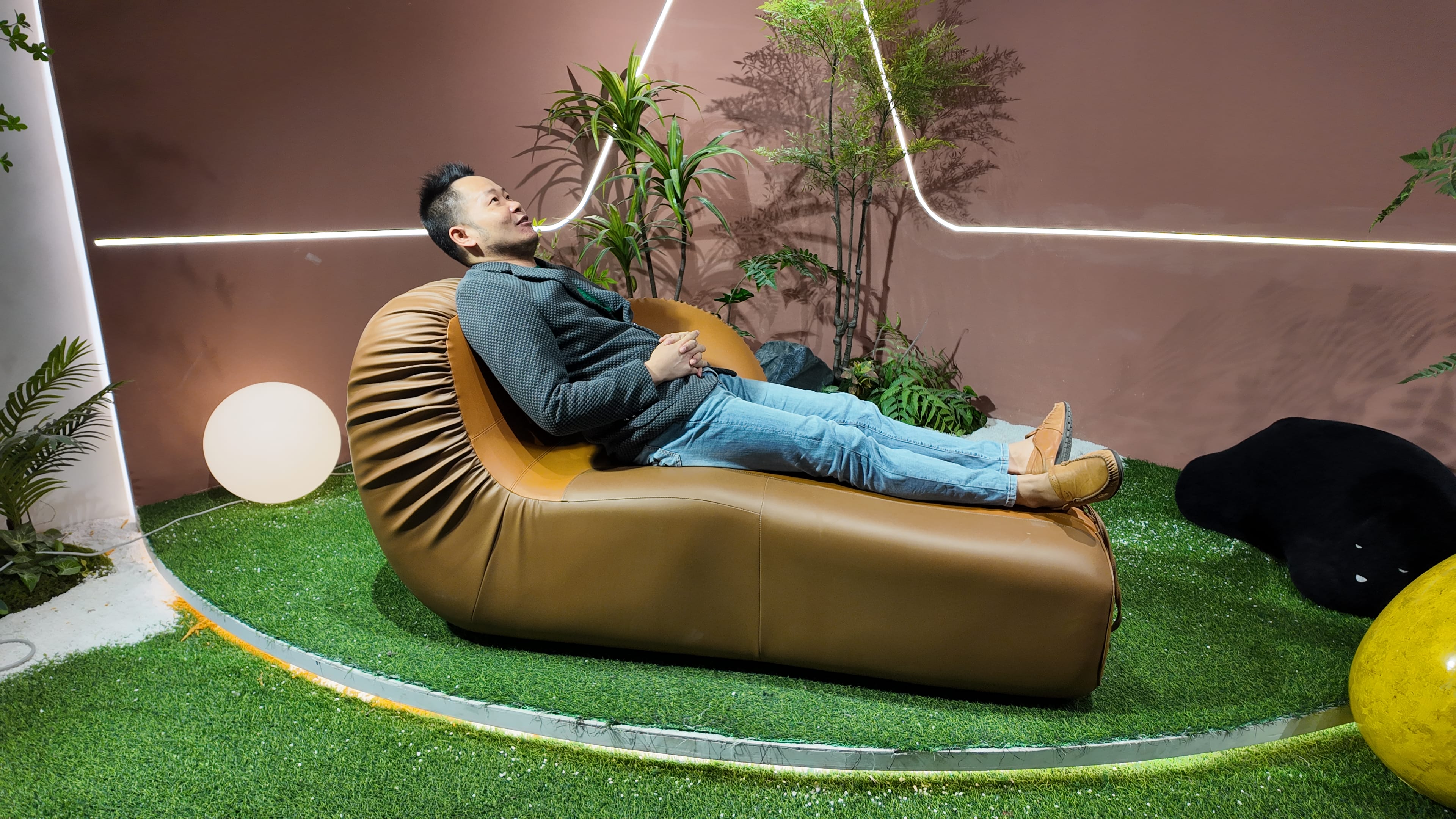 Fauteuil chaise longue en cuir camel matelassé à lacets – Boxing Glove