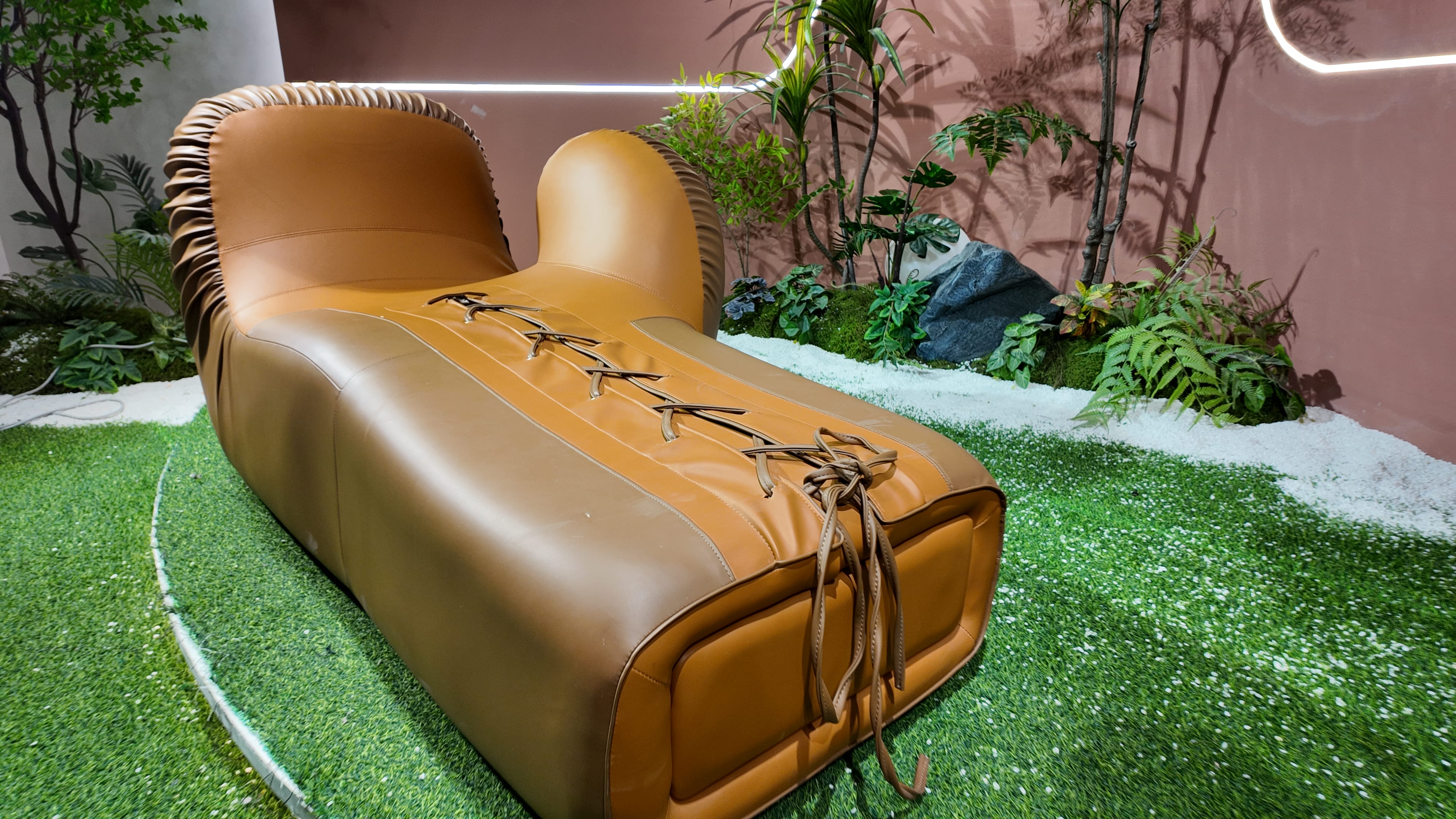 Fauteuil chaise longue en cuir camel matelassé à lacets – Boxing Glove