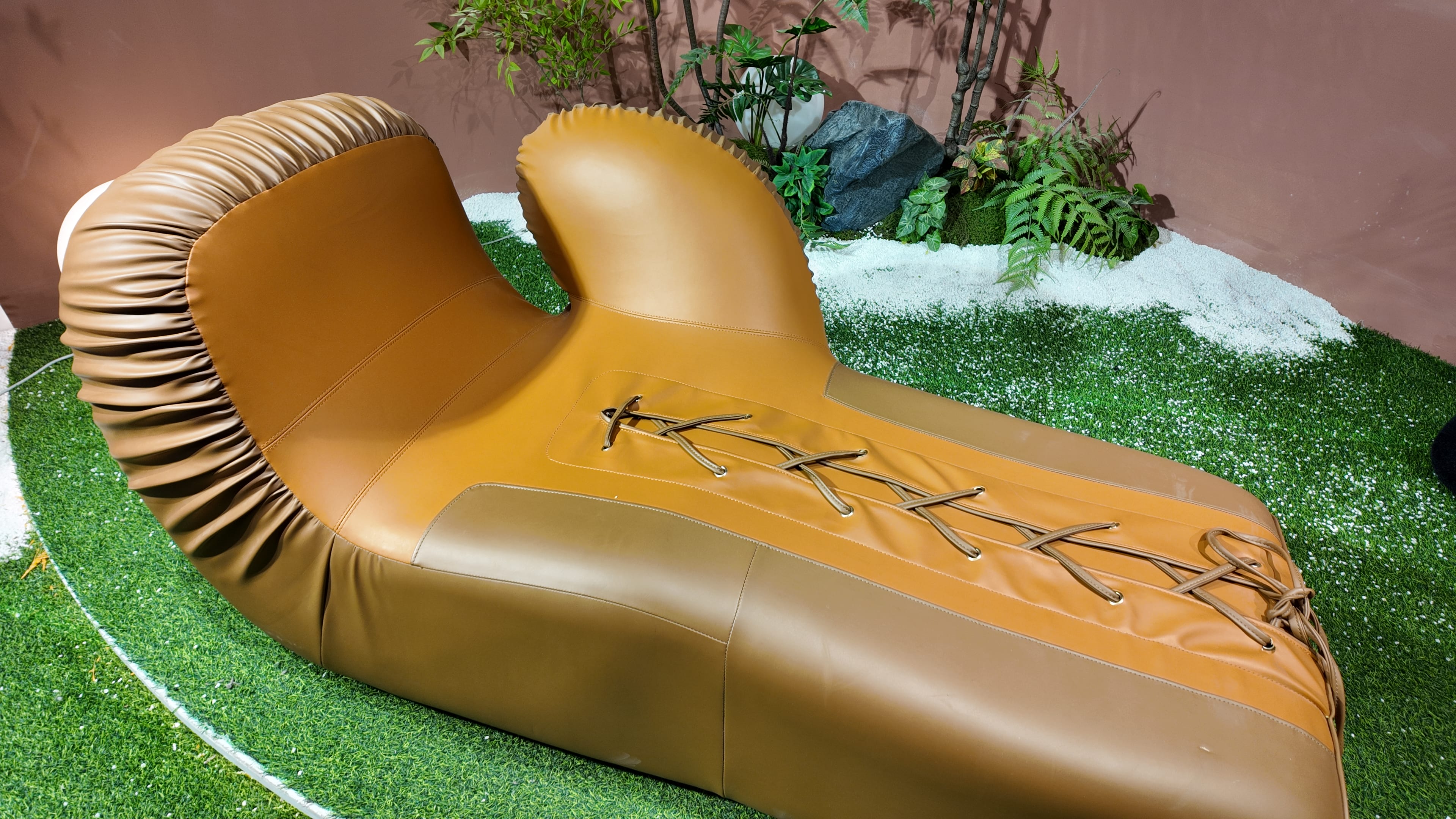 Fauteuil chaise longue en cuir camel matelassé à lacets – Boxing Glove