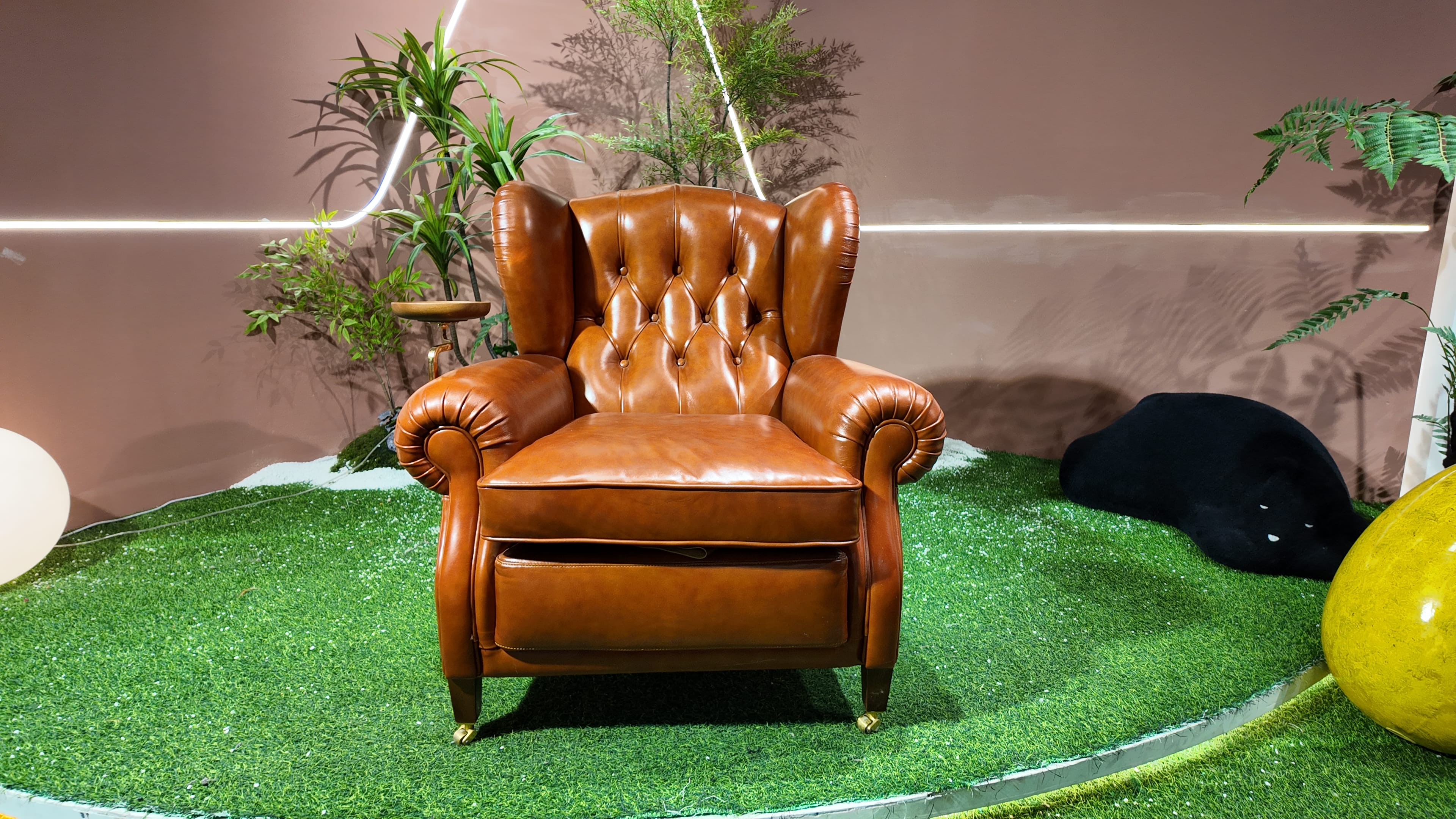 Fauteuil Chesterfield en cuir cognac capitonné – CIGAR 1919
