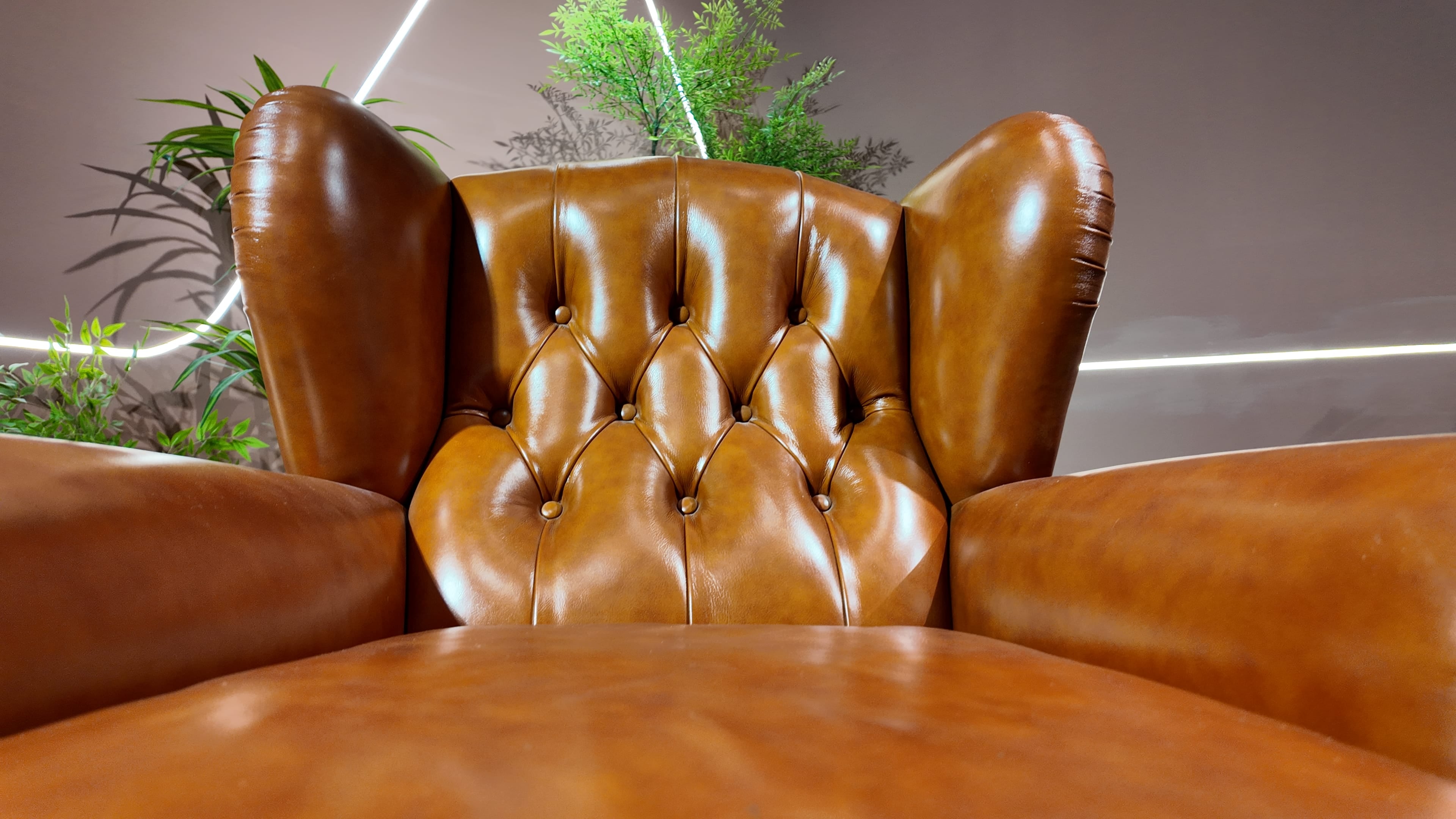 Fauteuil Chesterfield en cuir cognac capitonné – CIGAR 1919